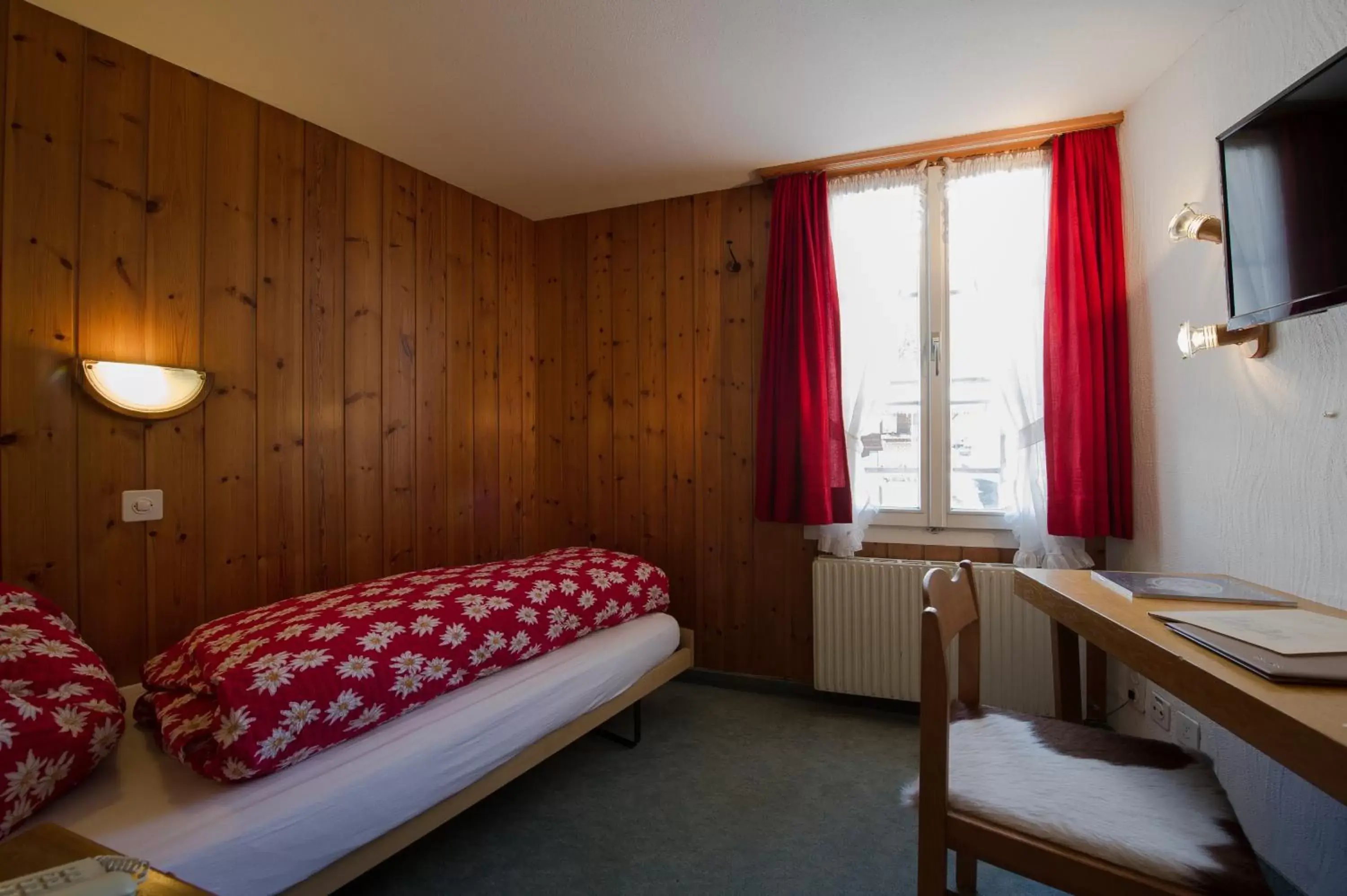 Bedroom, Bed in Alpenblick Hotel & Restaurant Wilderswil by Interlaken