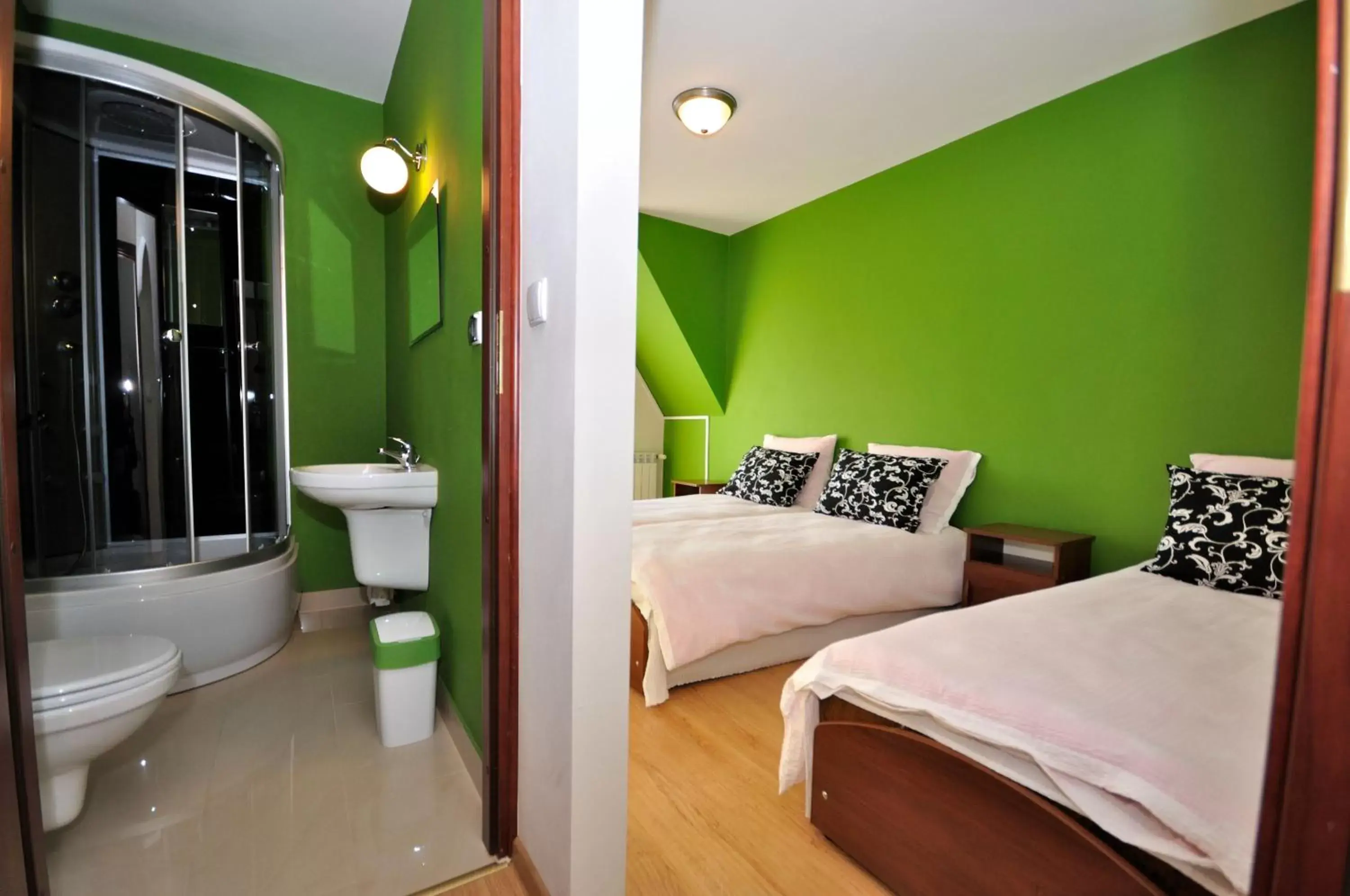 Comfort Triple Room with Shower in Leśny Dworek Biały Dunajec Comfort Triple Room with Shower in Leśny Dworek Biały Dunajec