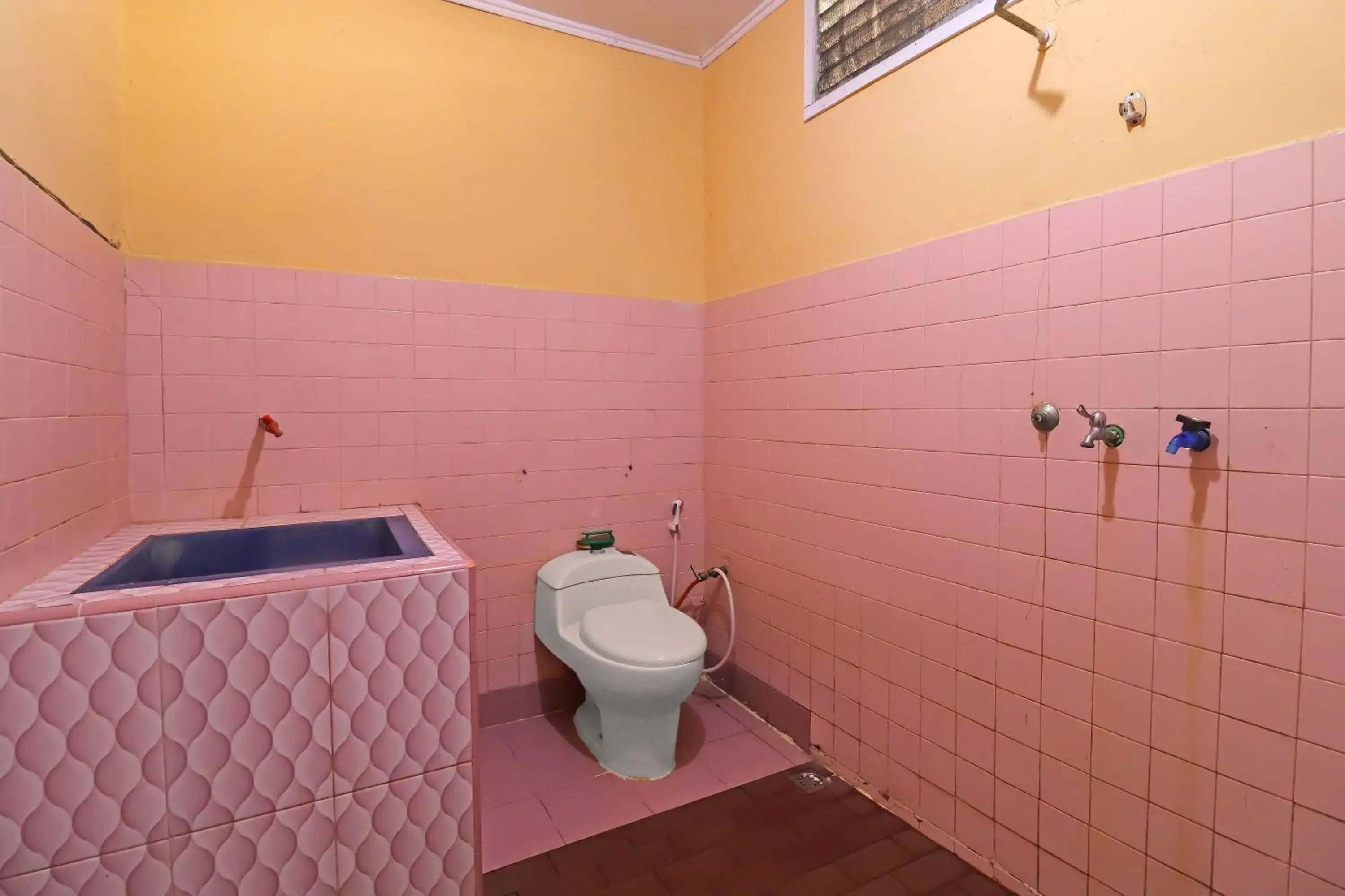 Bathroom in OYO 2899 Ardilia Bandara Syariah