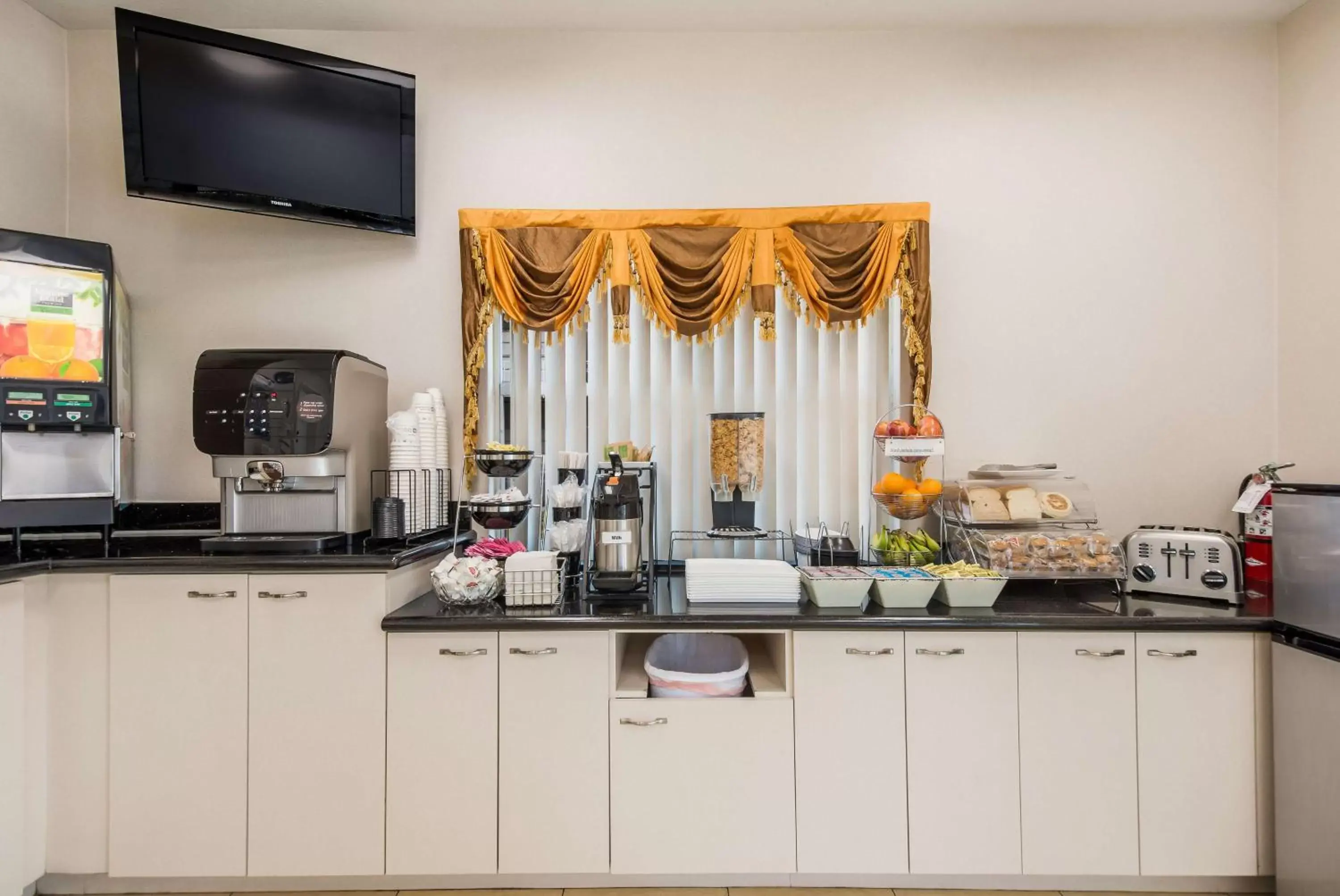 Restaurant/places to eat, Kitchen/Kitchenette in SureStay Hotel by Best Western Sarasota Lido Beach