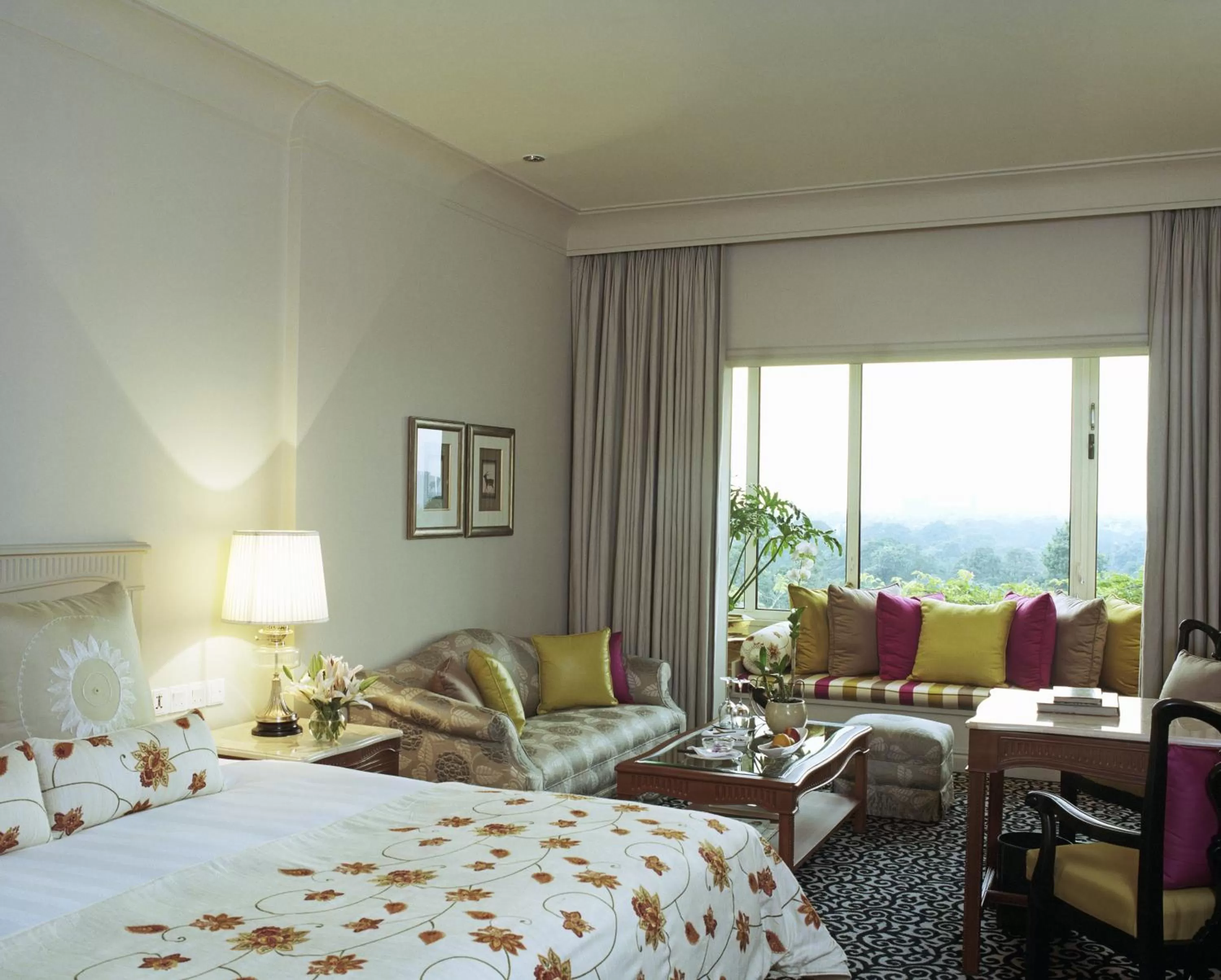 Photo of the whole room, Bed in Taj Bengal