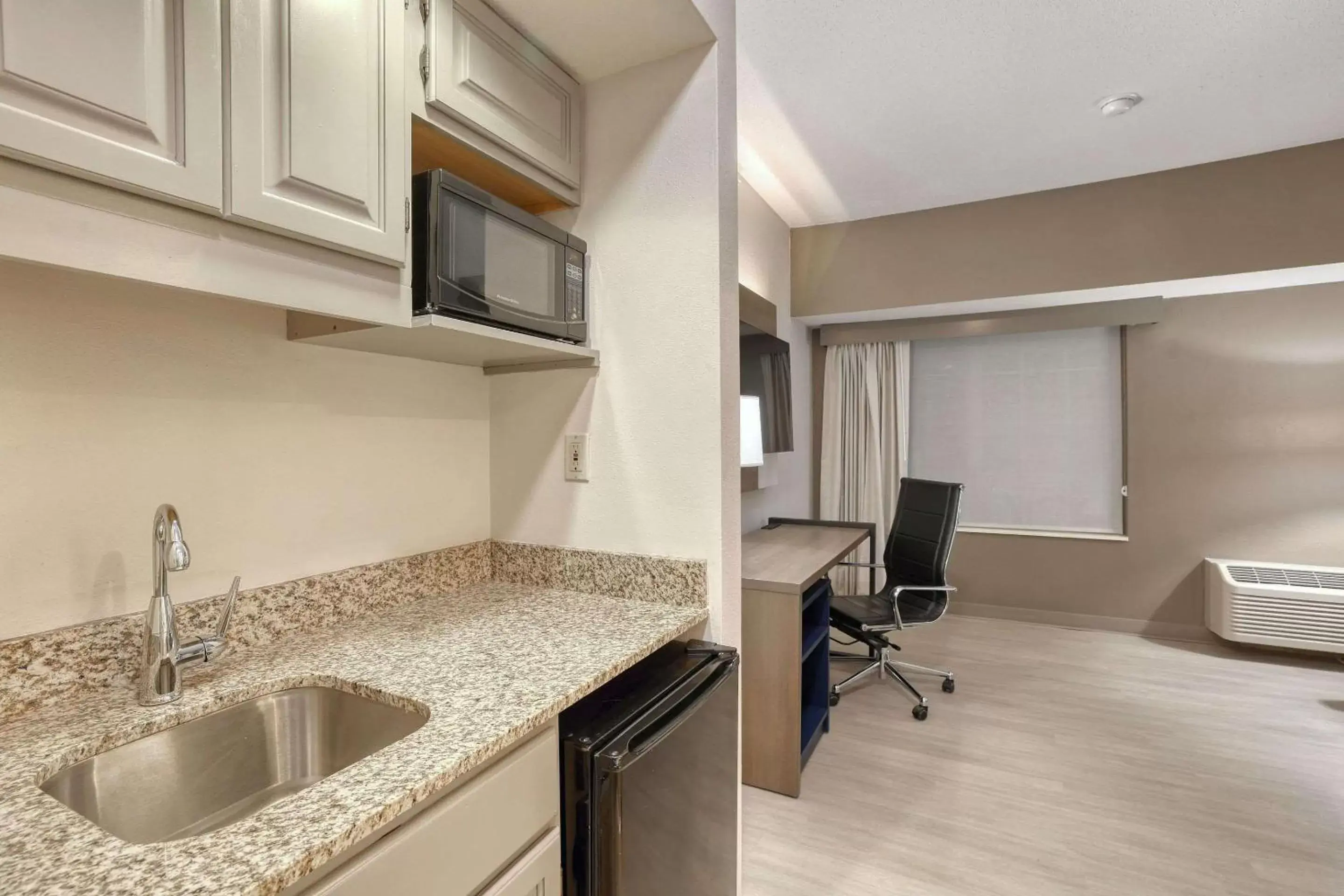 Bedroom in Comfort Suites Milwaukee Airport Bedroom in Comfort Suites Milwaukee Airport