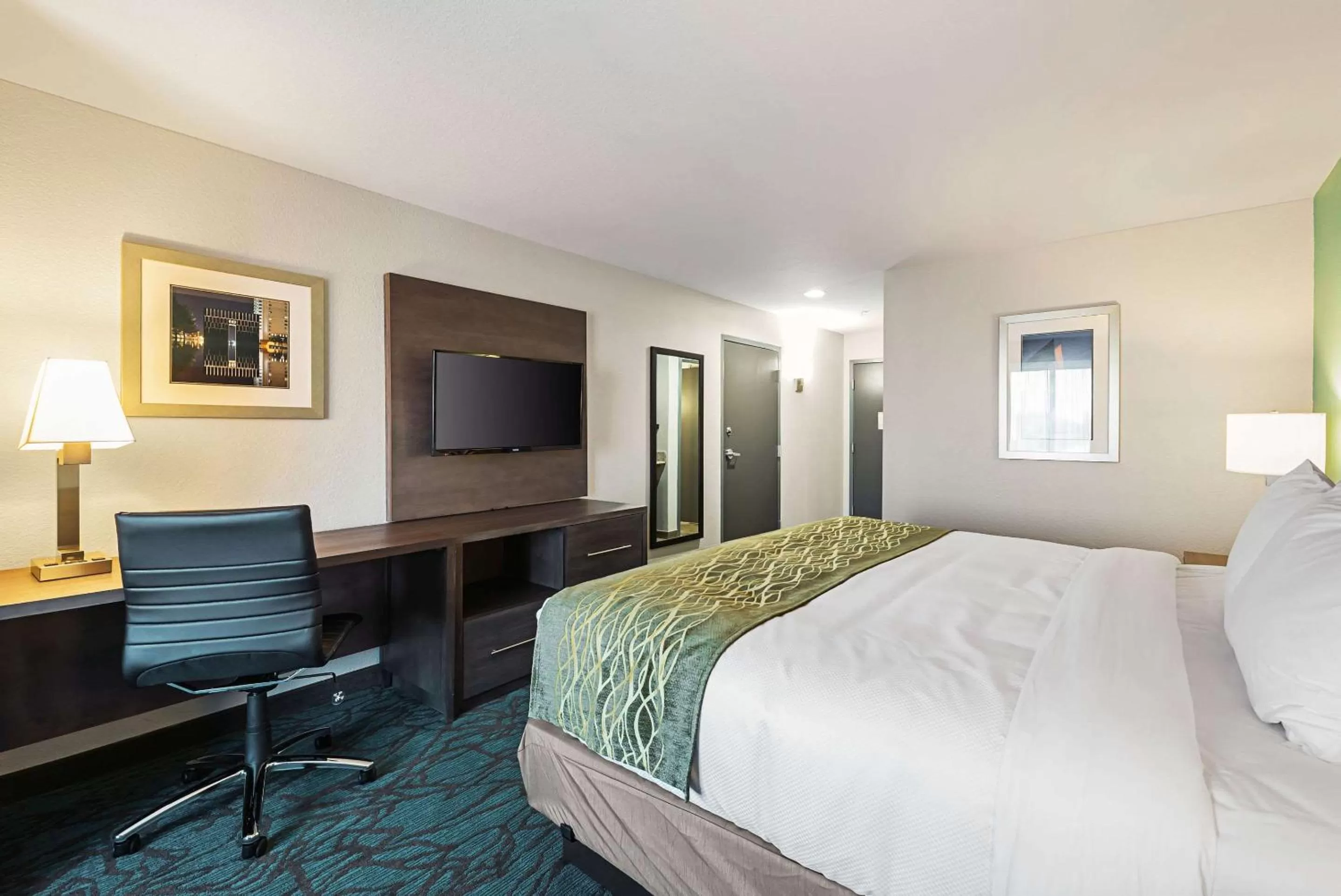 Photo of the whole room, Bed in Comfort Inn & Suites Oklahoma City near Bricktown