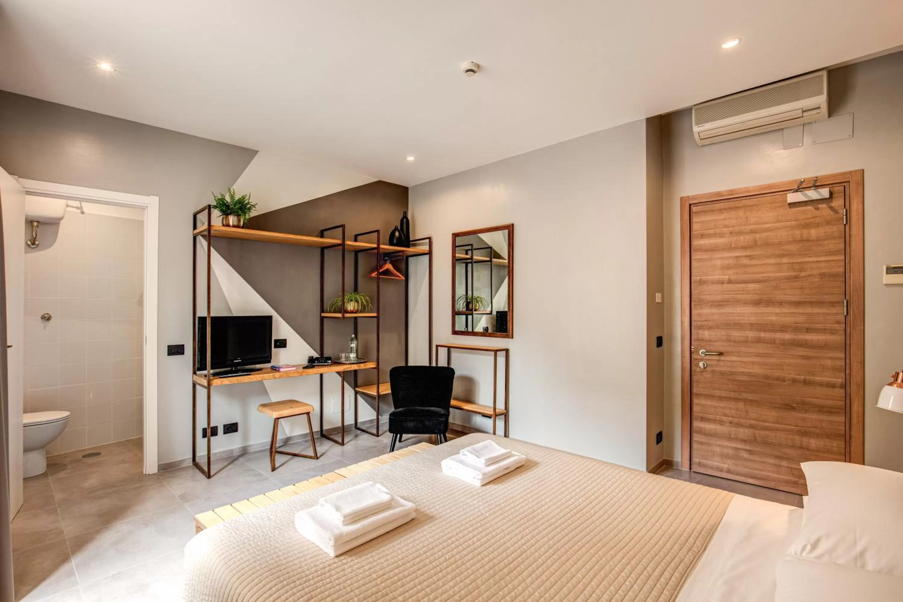 Photo of the whole room, Bed in Hotel King