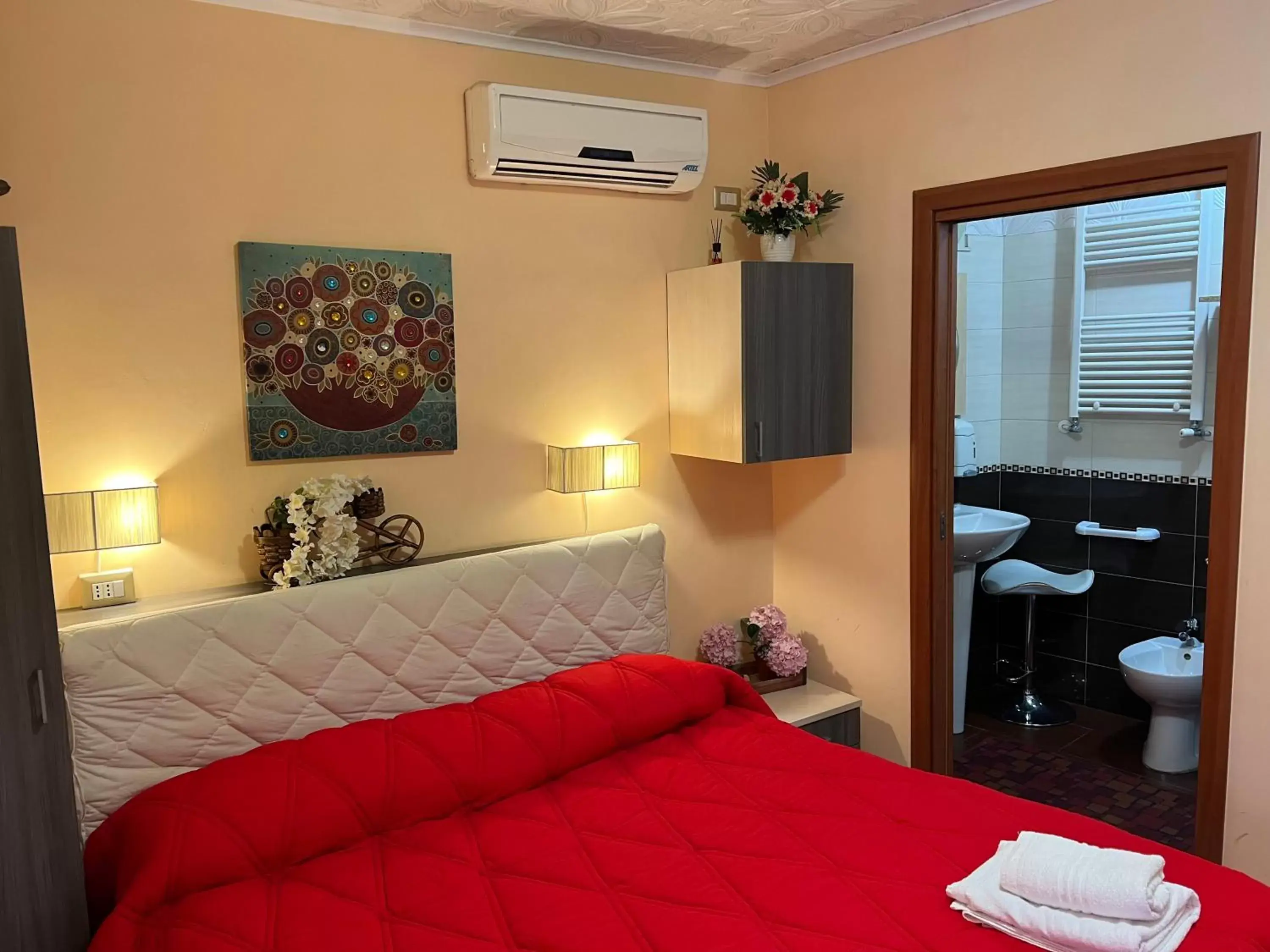 Photo of the whole room, Bed in Golden Dreams Reggio Calabria