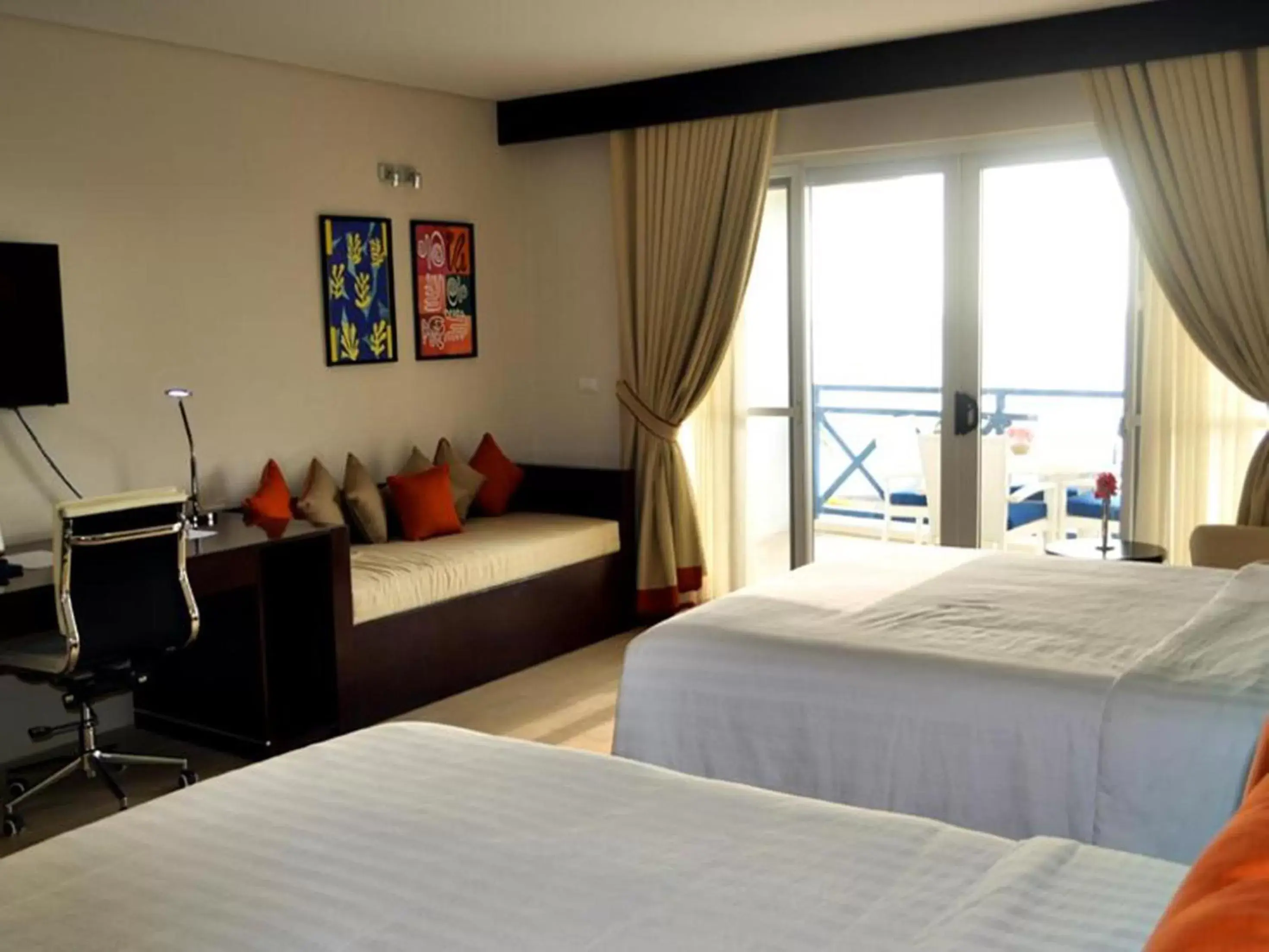 Bedroom, Bed in Thunderbird Resorts - Poro Point