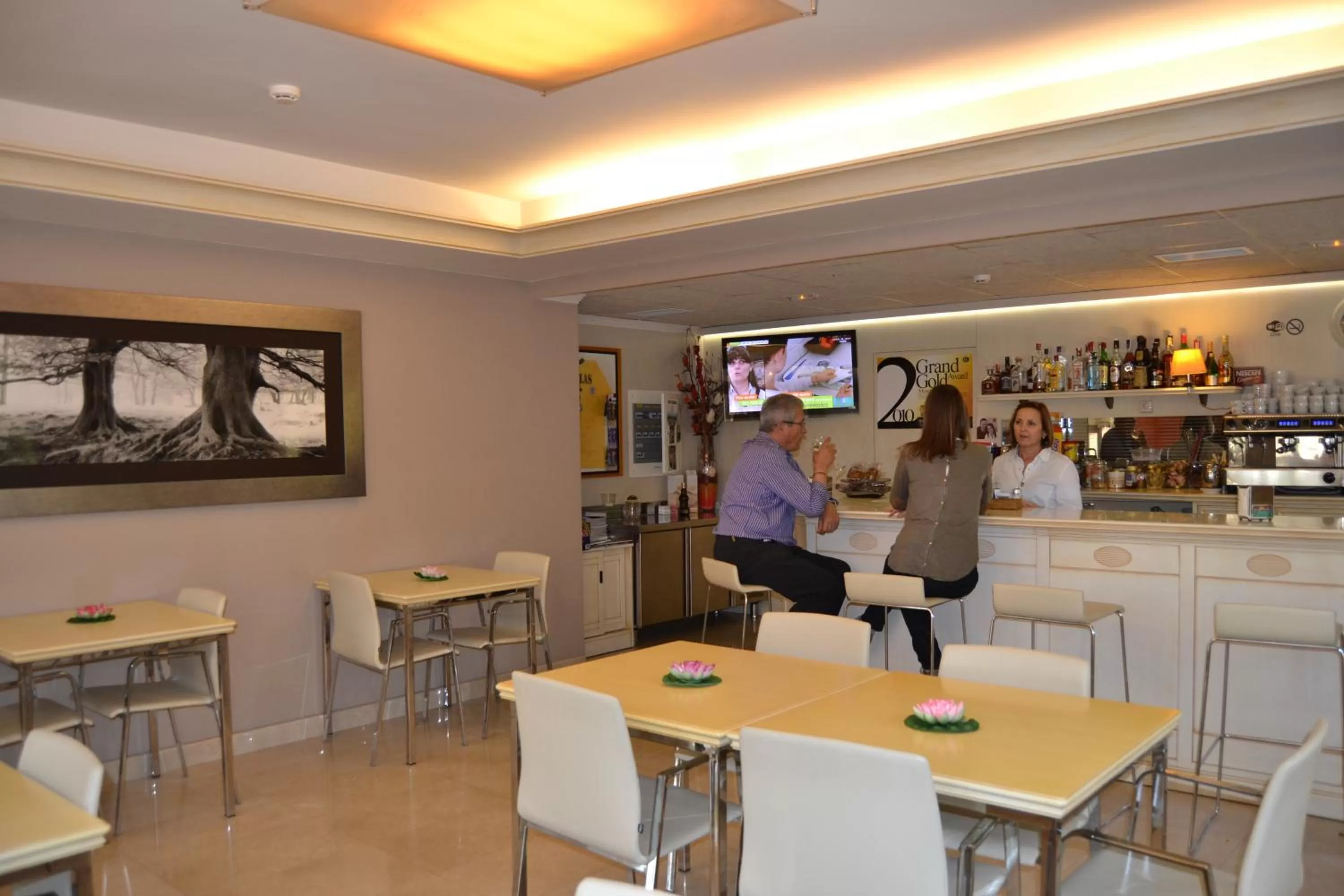 Restaurant/places to eat in Hotel Versalles