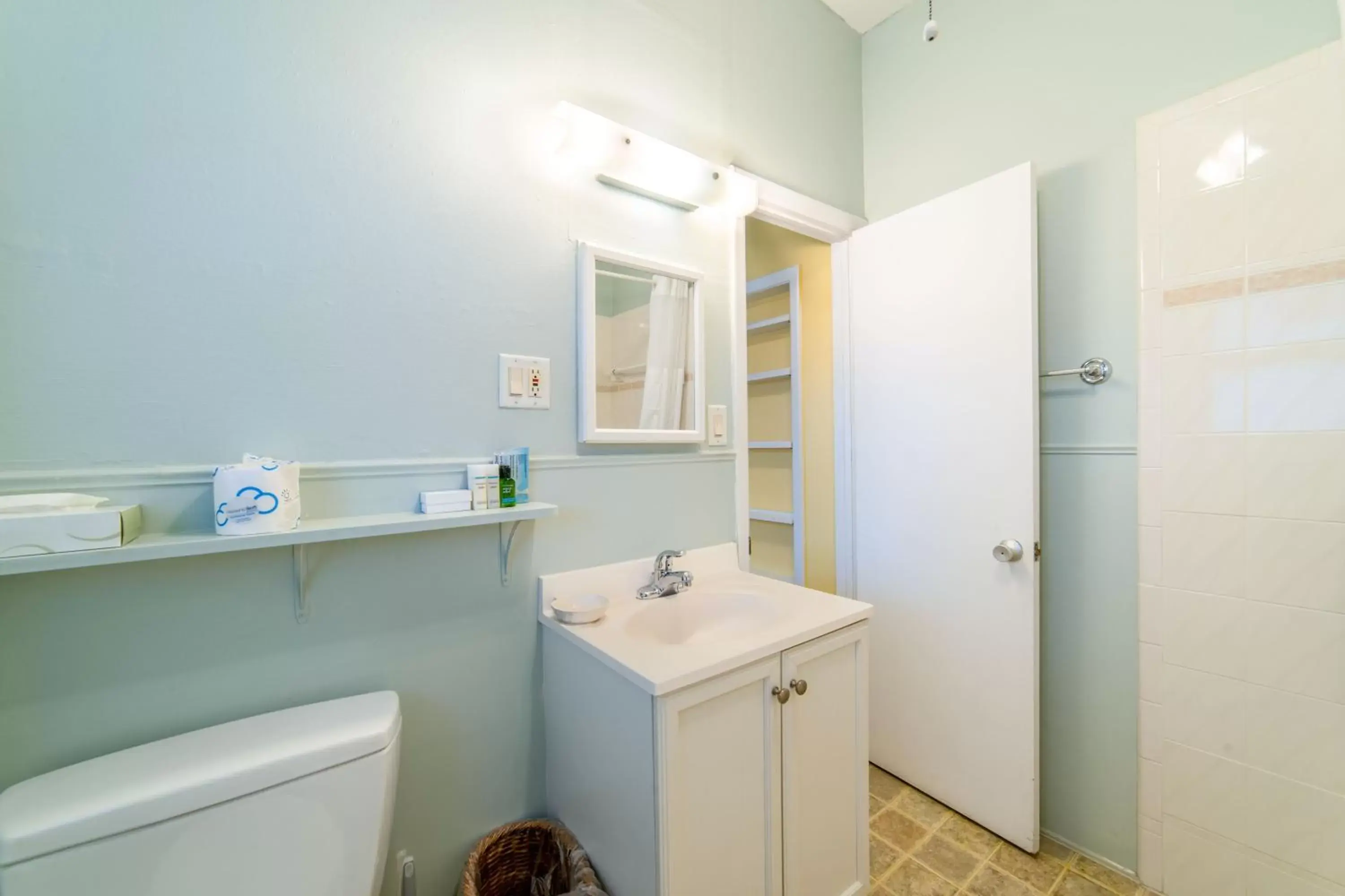 Bathroom in The Palmetto Inn