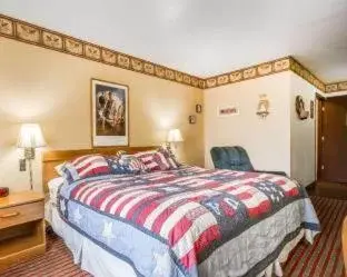 Queen Room with Two Queen Beds and Tub - Accessible/Non Smoking in Rodeway Inn & Suites Madison East