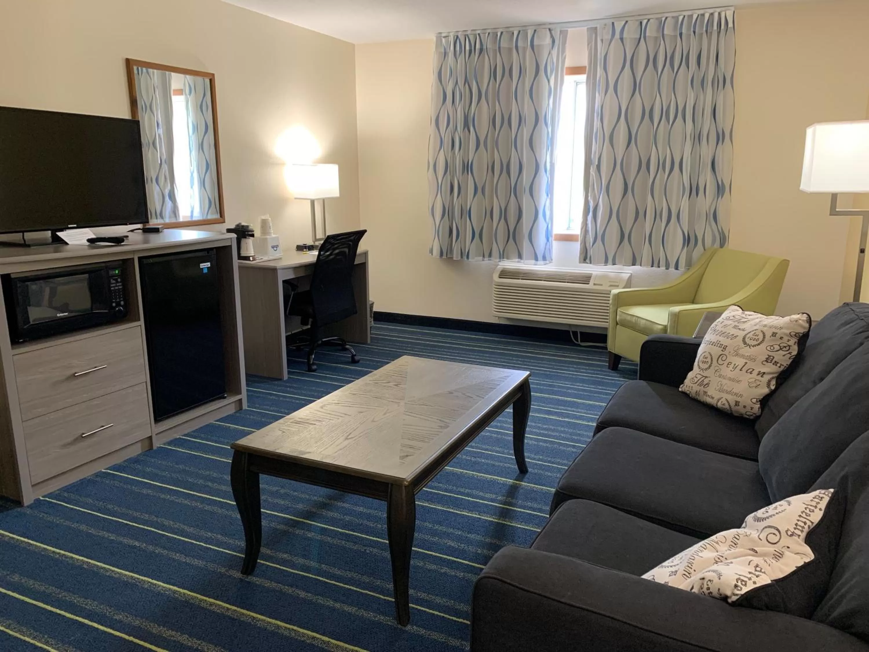 Living room in Days Inn by Wyndham Hinckley