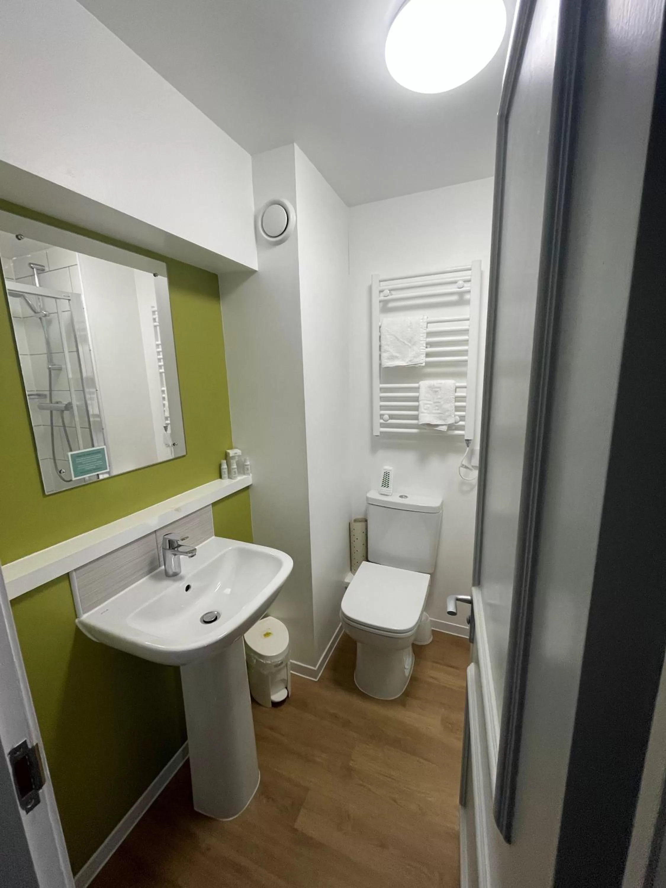 Toilet in The Caledonian Hotel