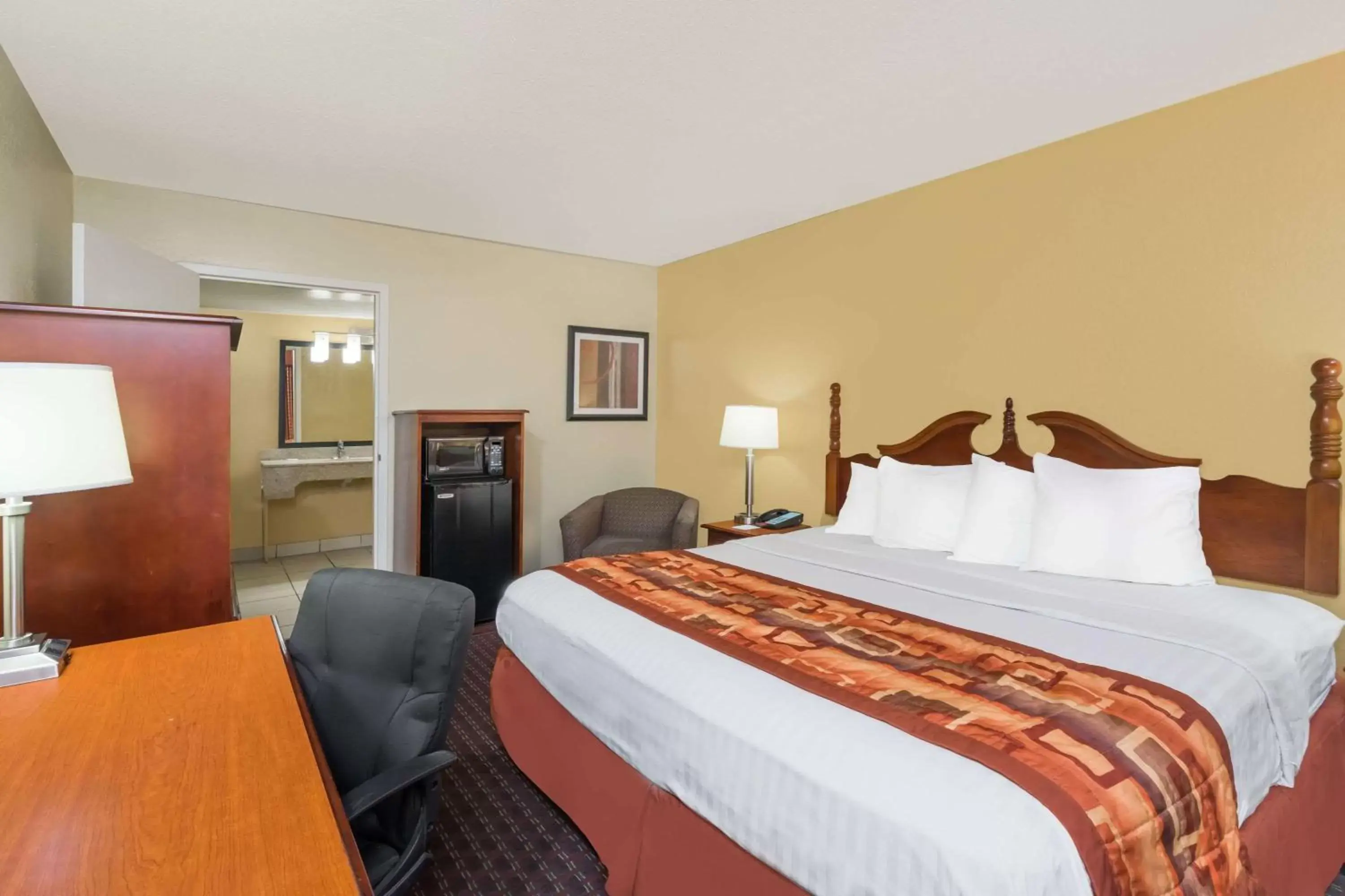 Photo of the whole room, Bed in Baymont by Wyndham Goodlettsville Nashville