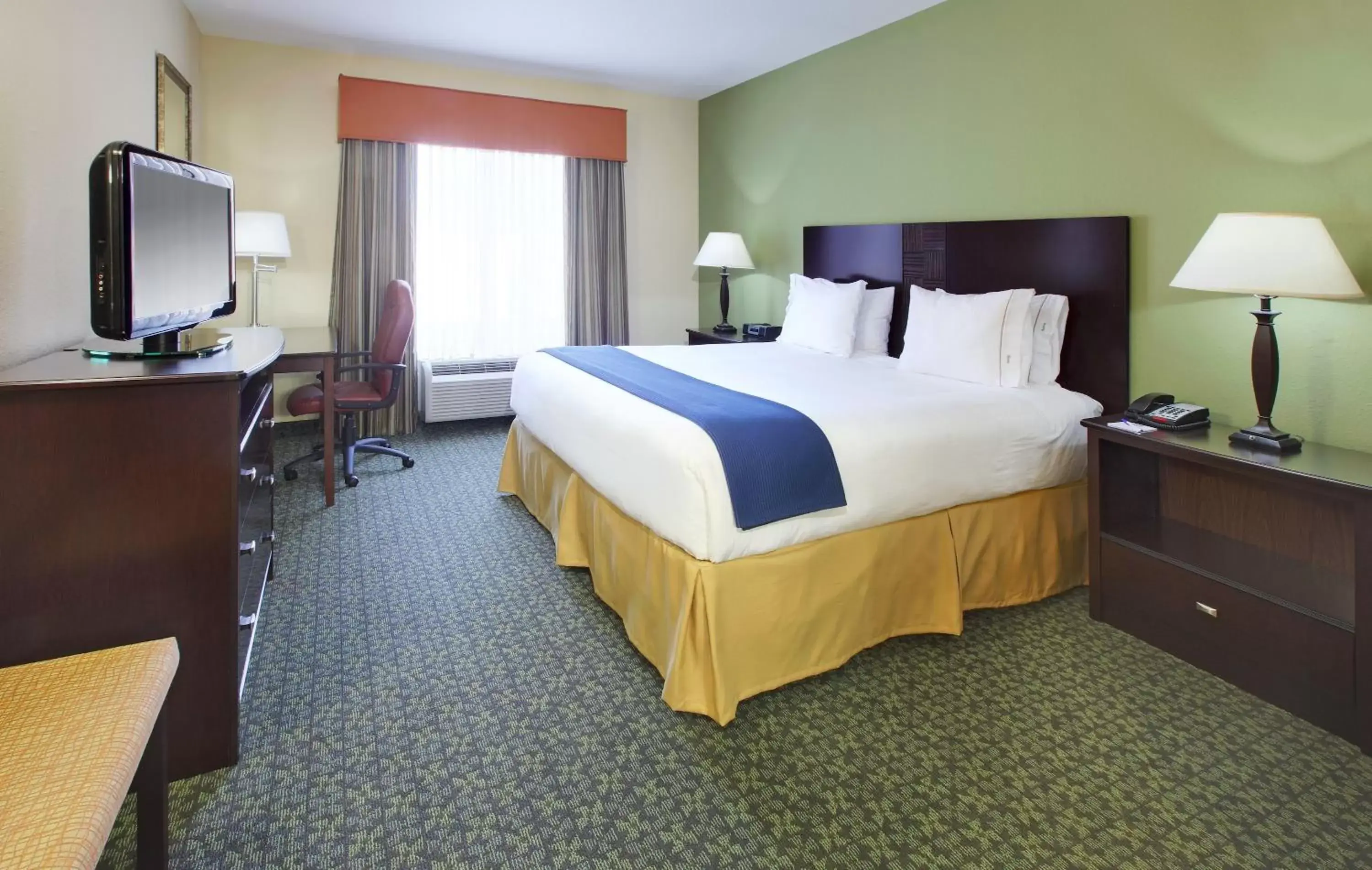 Photo of the whole room, Bed in Holiday Inn Express & Suites Covington, an IHG Hotel
