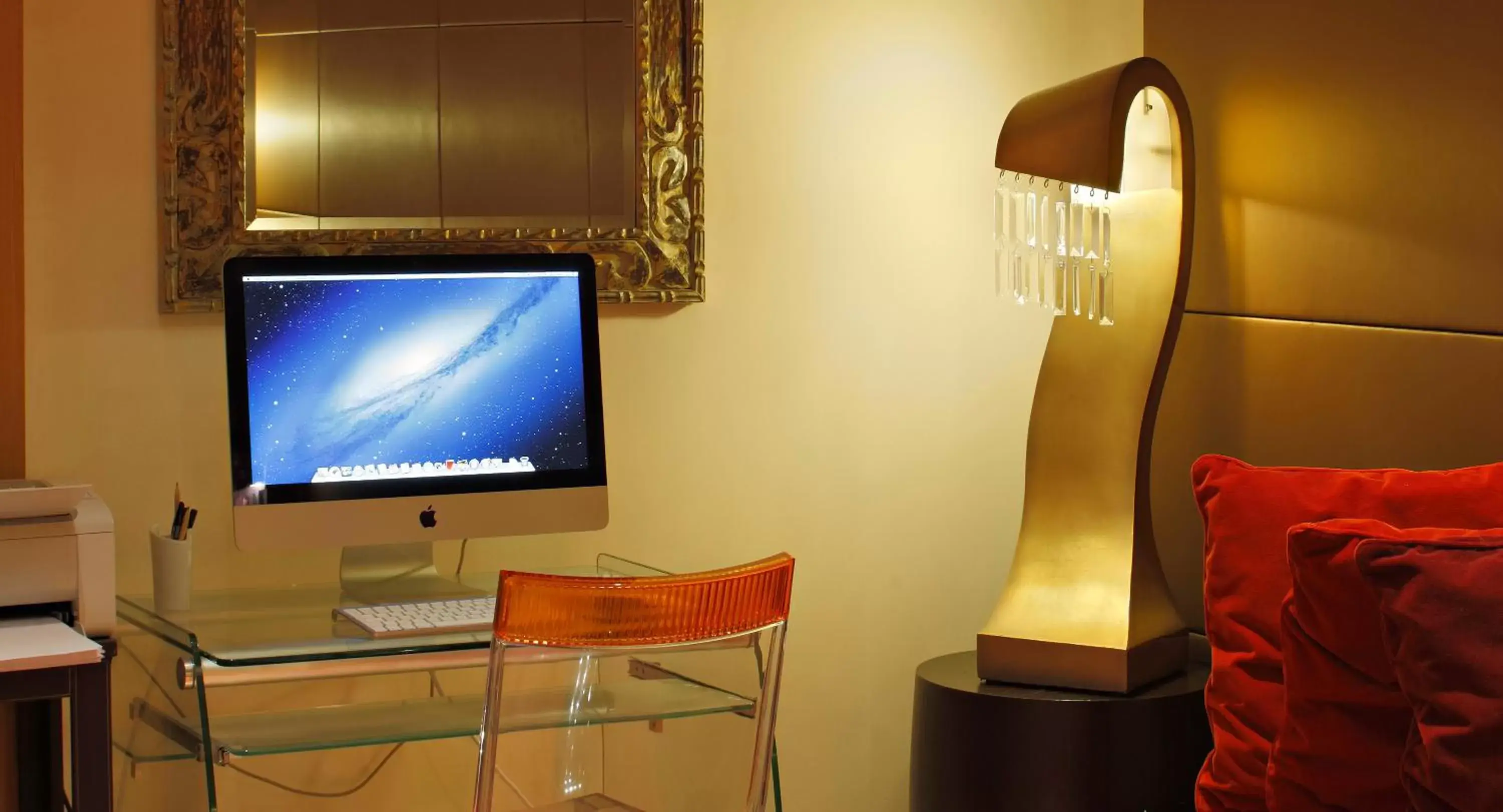 Lounge or bar in Westside Arc de Triomphe Hotel Lounge or bar in Westside Arc de Triomphe Hotel