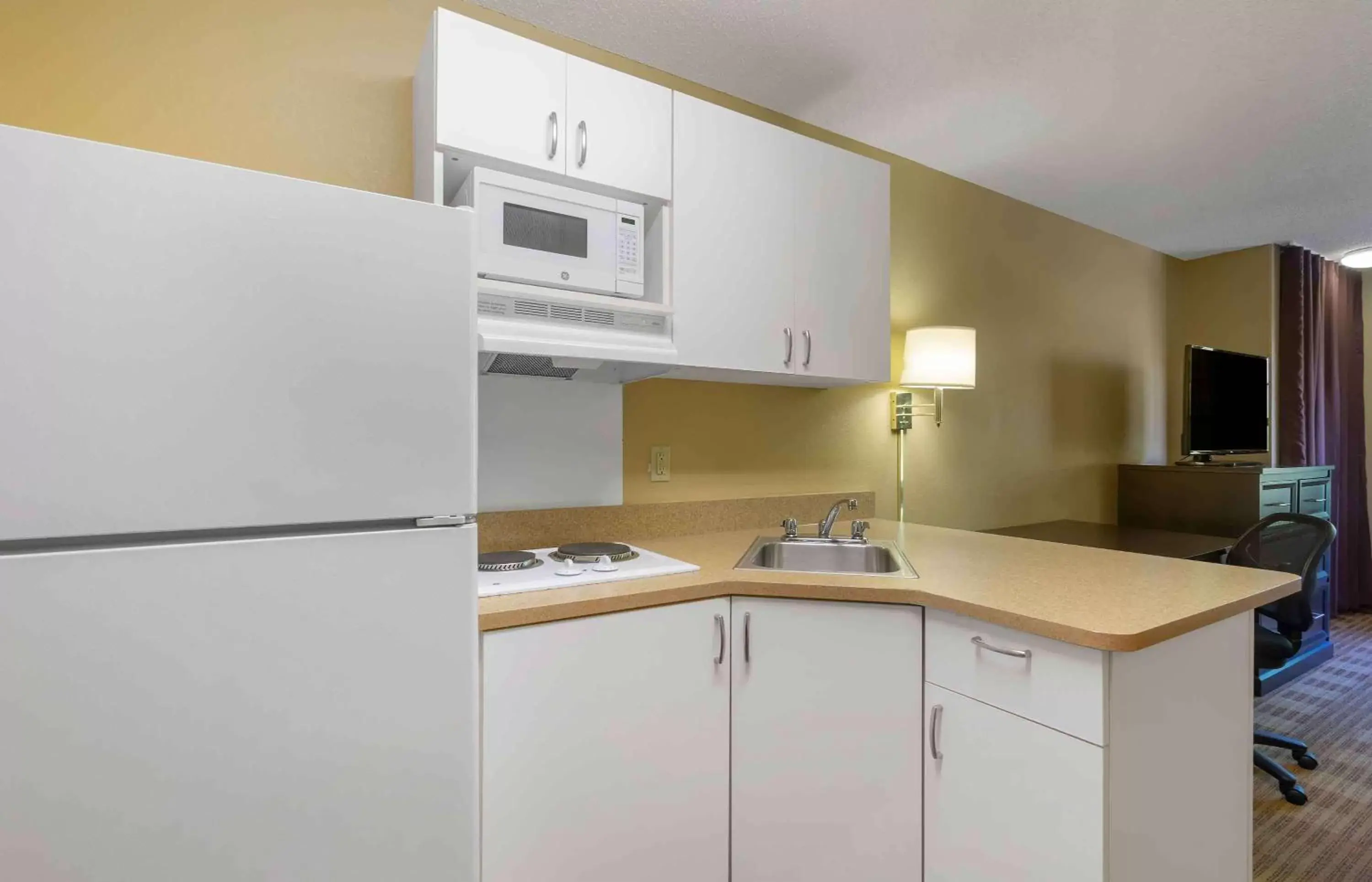 Bedroom, Kitchen/Kitchenette in Extended Stay America Suites - Tampa - Airport - Spruce Street