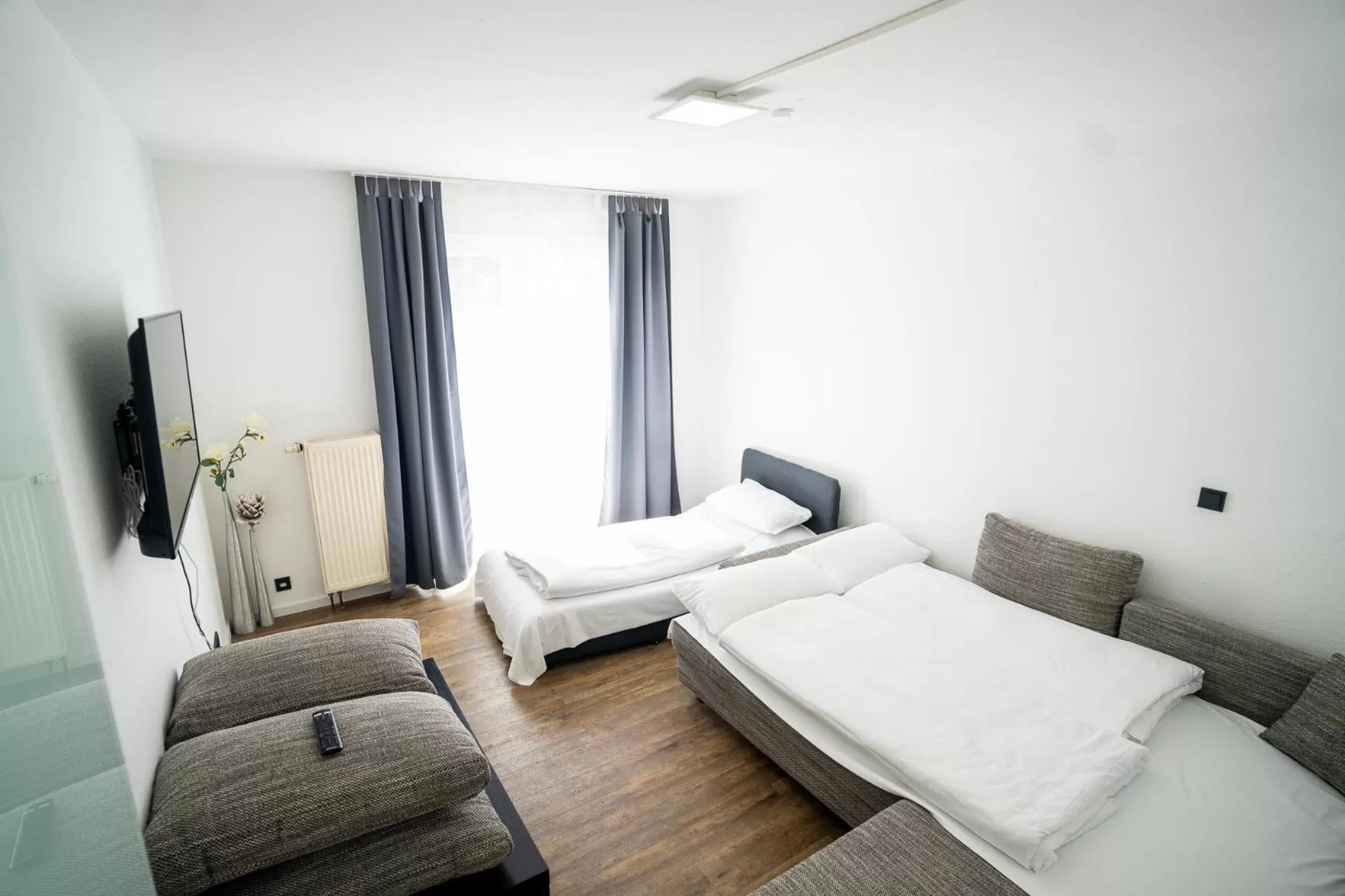 Living room, Bed in AP Hotel Mannheim Viernheim