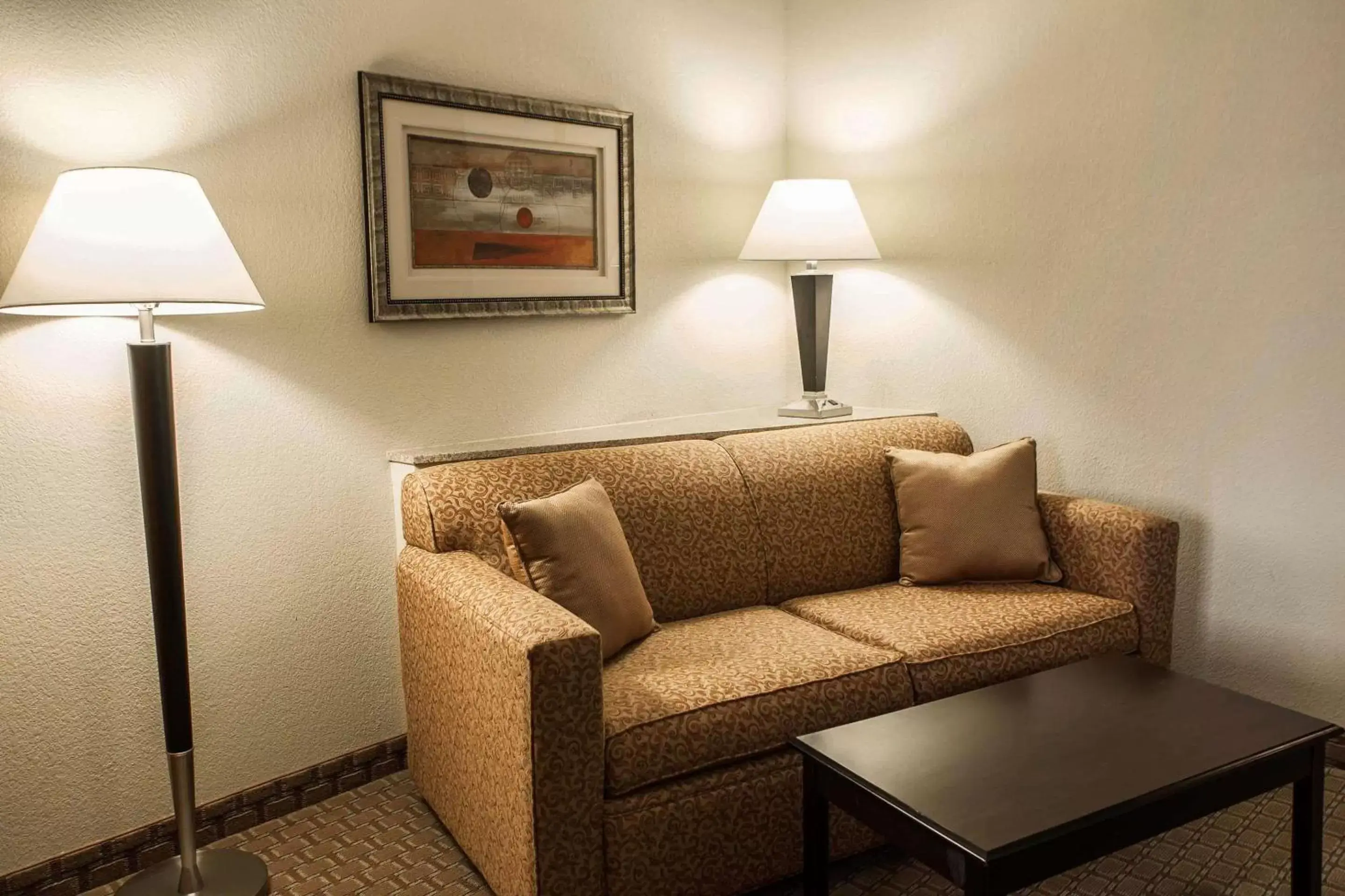 Photo of the whole room, Seating Area in Comfort Suites Bloomington I-55 and I-74