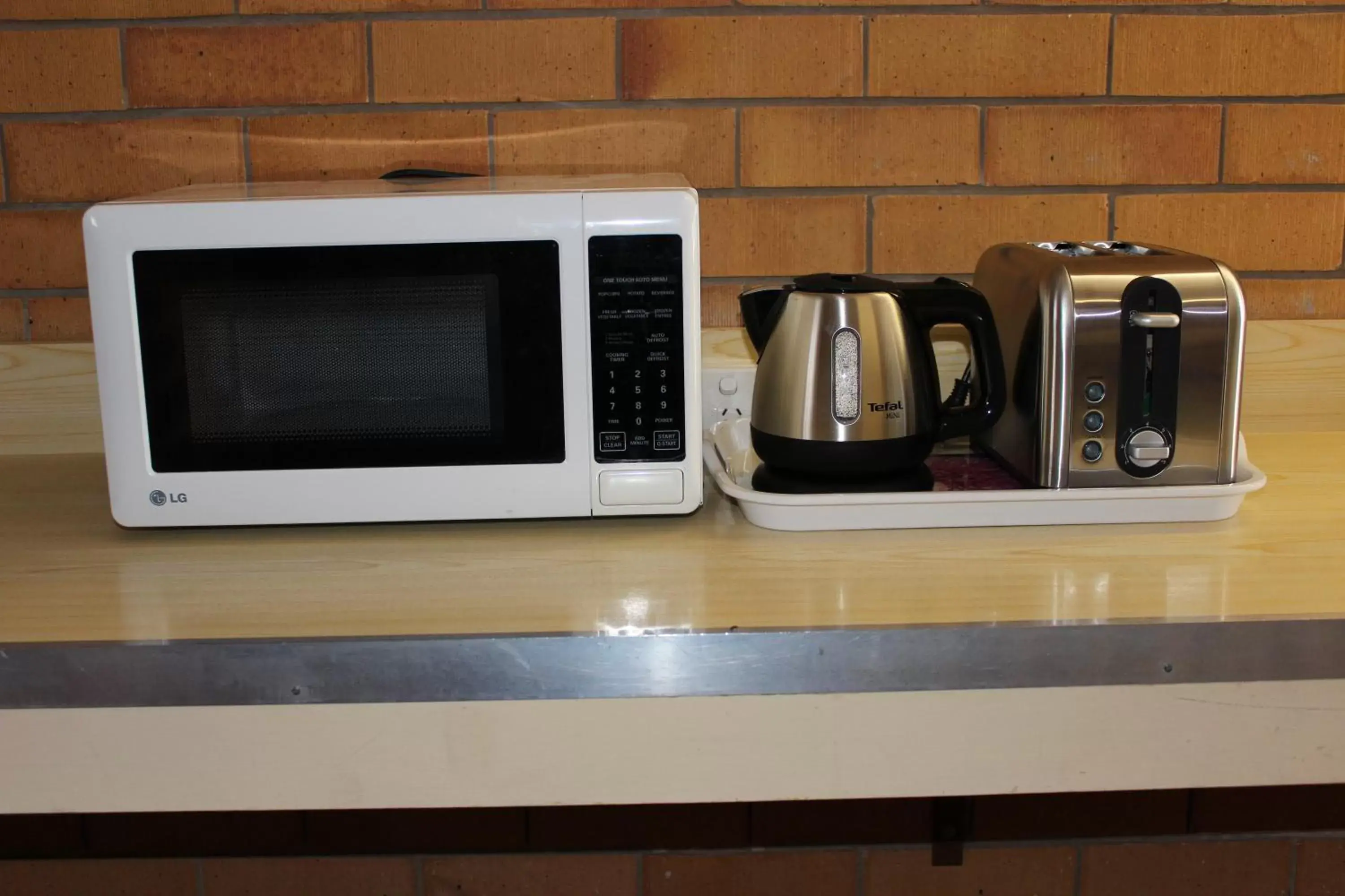 Coffee/tea facilities, Kitchen/Kitchenette in Glen Innes Lodge Motel