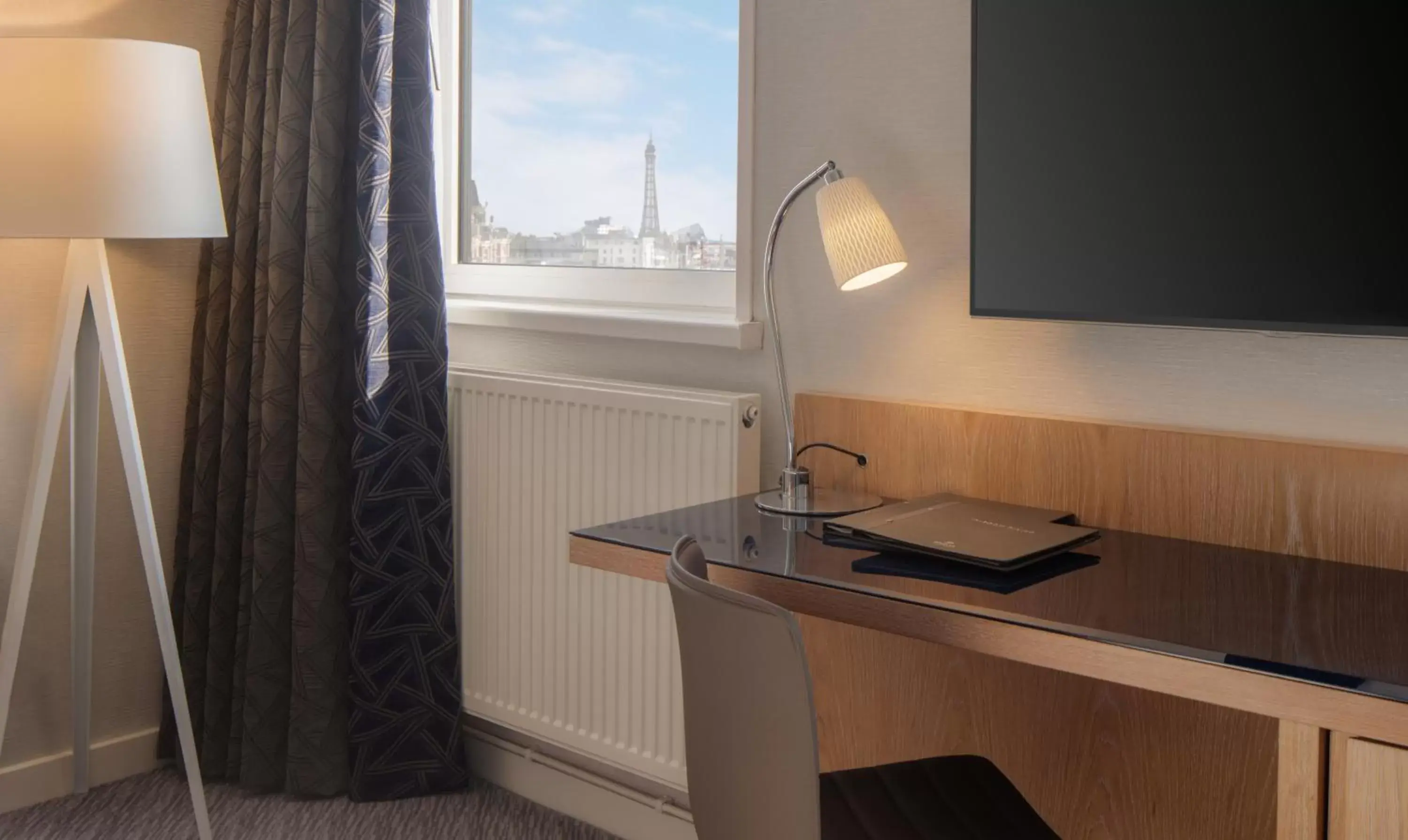 Bed, TV/Entertainment Center in Grand Hotel Blackpool