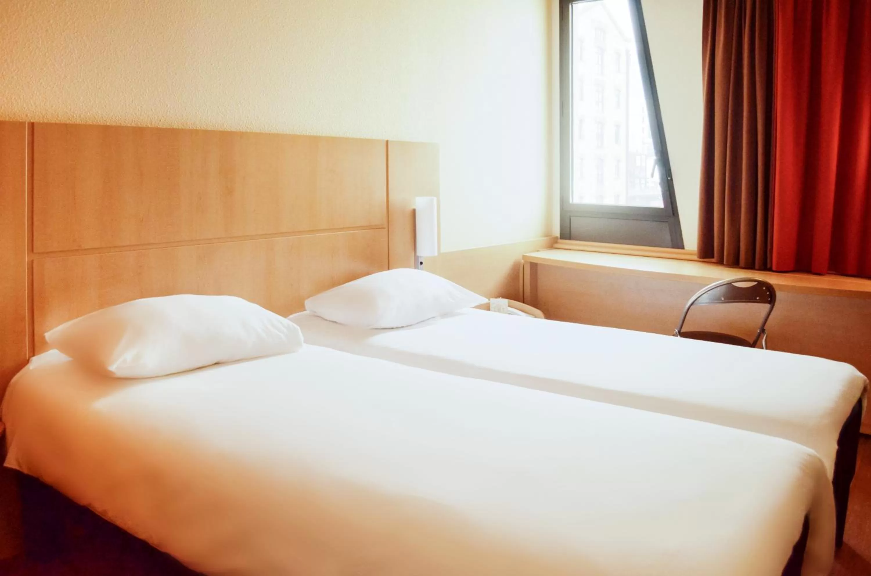 Standard Twin Room in ibis Toulouse Aeroport