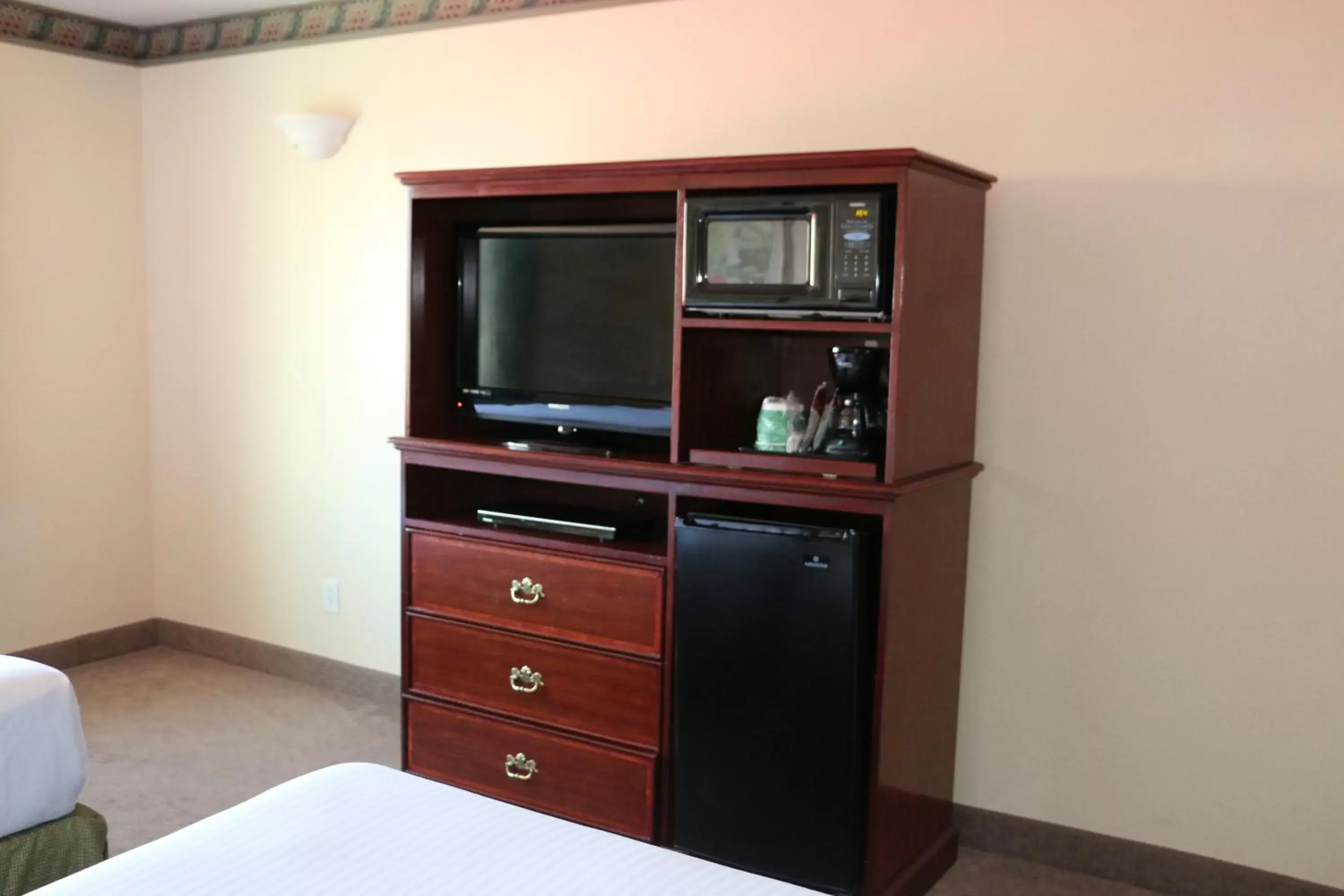 TV and multimedia, TV/Entertainment Center in GuestHouse Inn & Suites Kelso/Longview