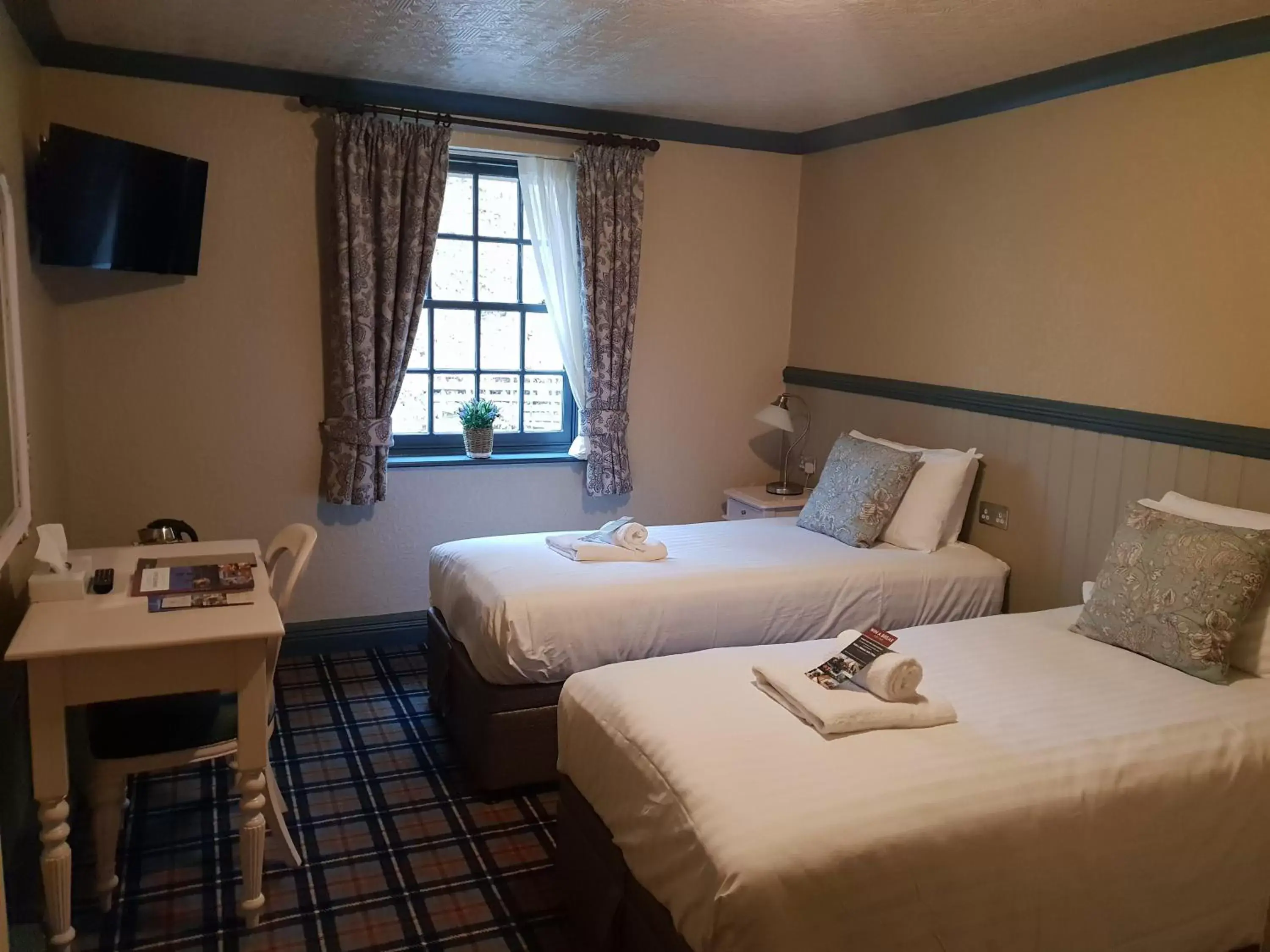 Bed in The Kingslodge Inn - The Inn Collection Group