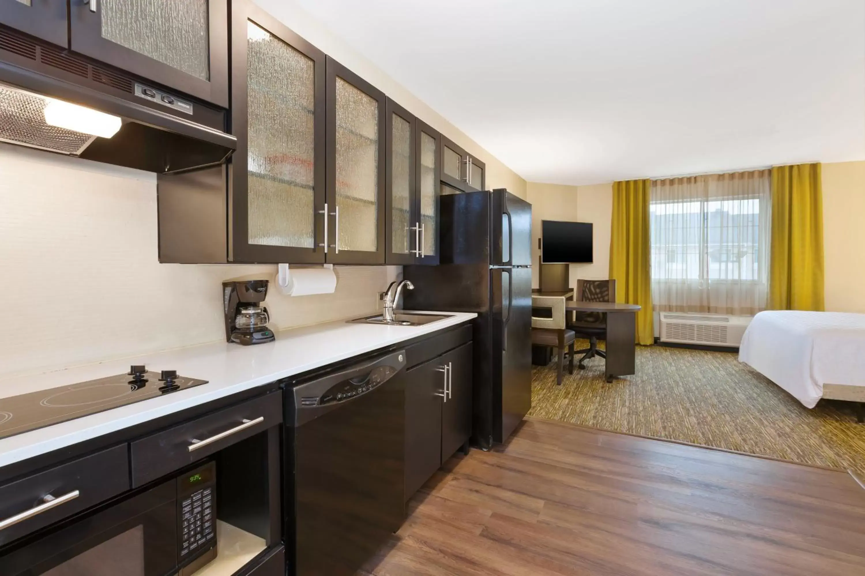 Photo of the whole room, Kitchen/Kitchenette in Candlewood Suites Washington North, an IHG Hotel