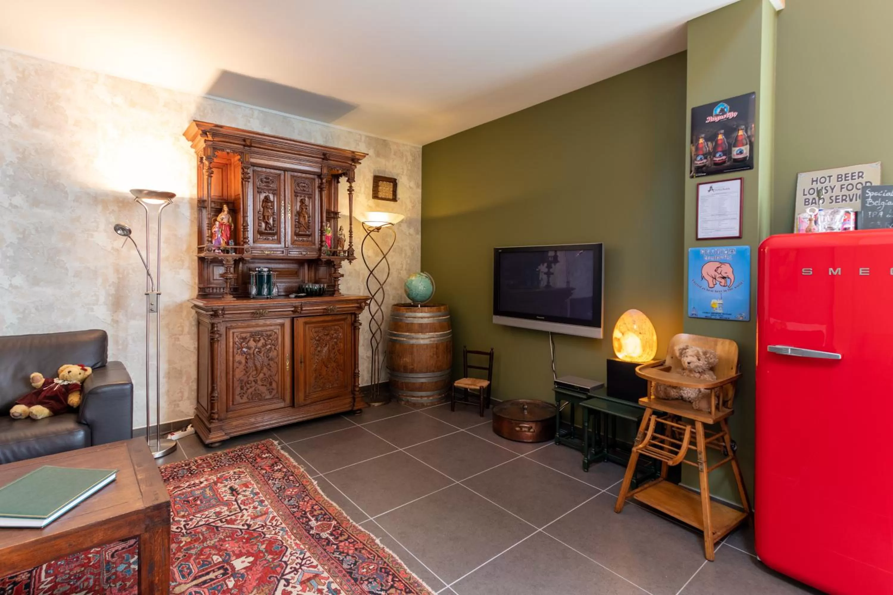 Communal lounge/ TV room in Apollonia