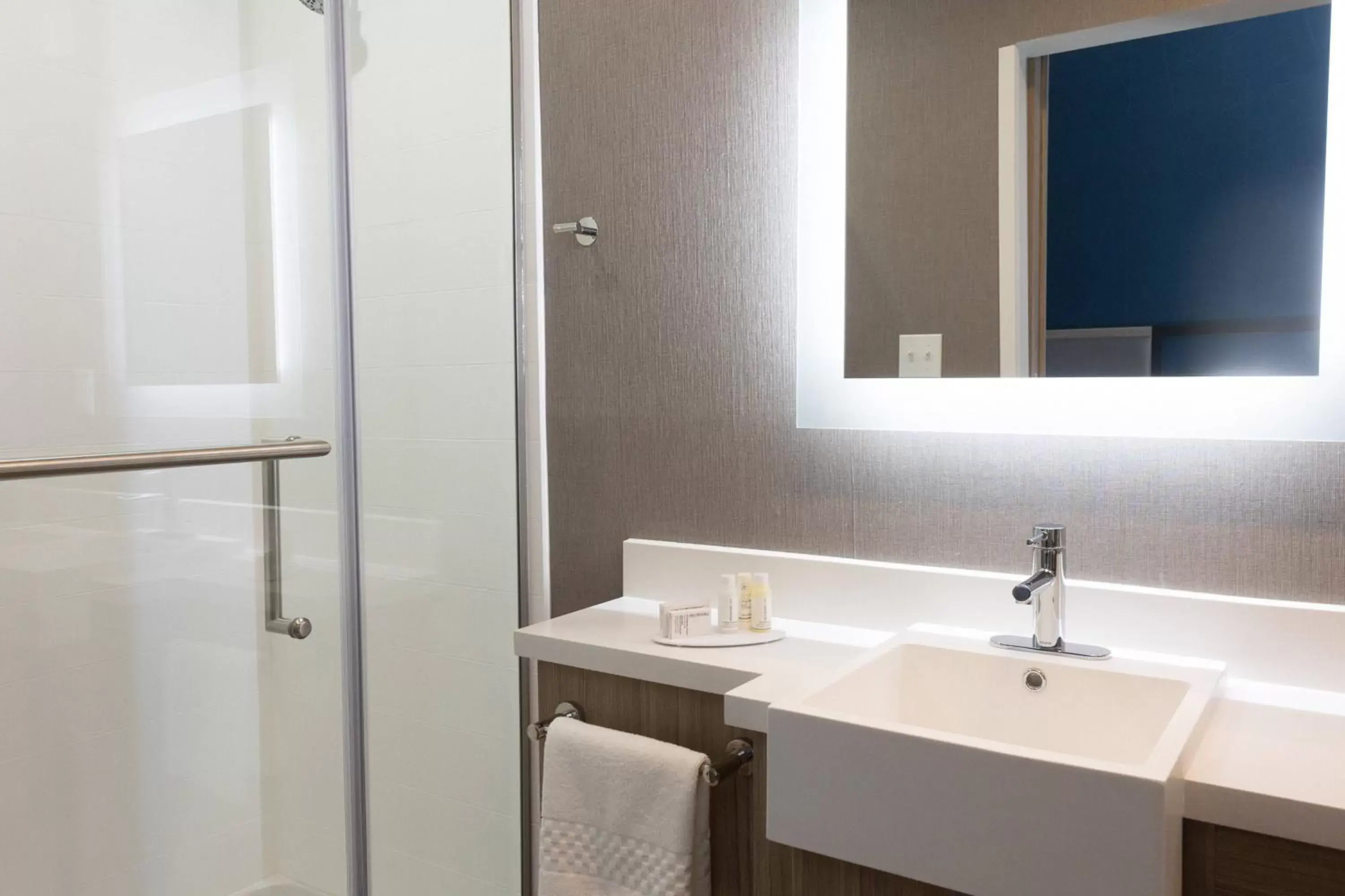 Bathroom in SpringHill Suites by Marriott Slidell