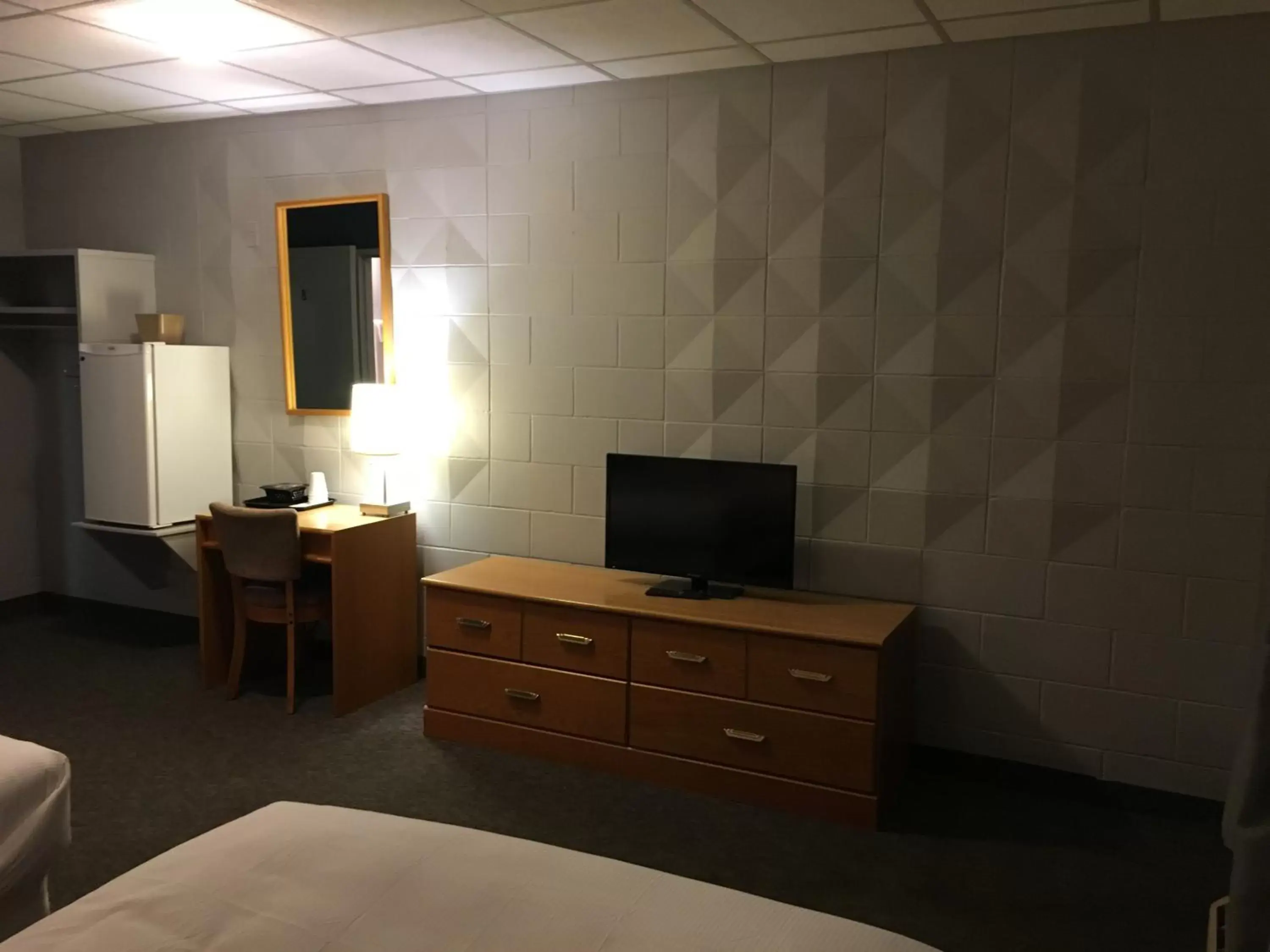 Bedroom, TV/Entertainment Center in Altona Hotel