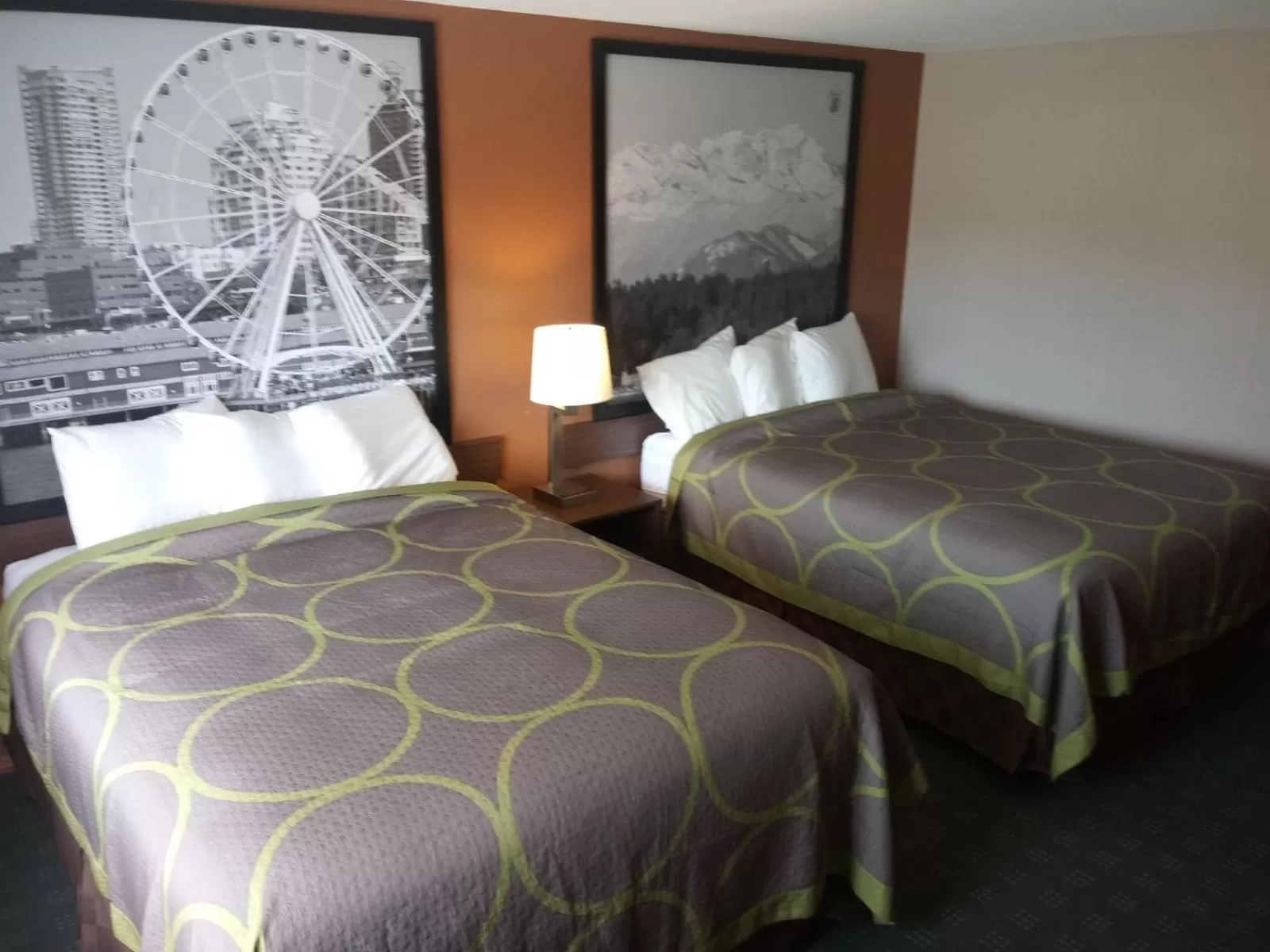 Photo of the whole room, Bed in Super 8 by Wyndham Lynnwood
