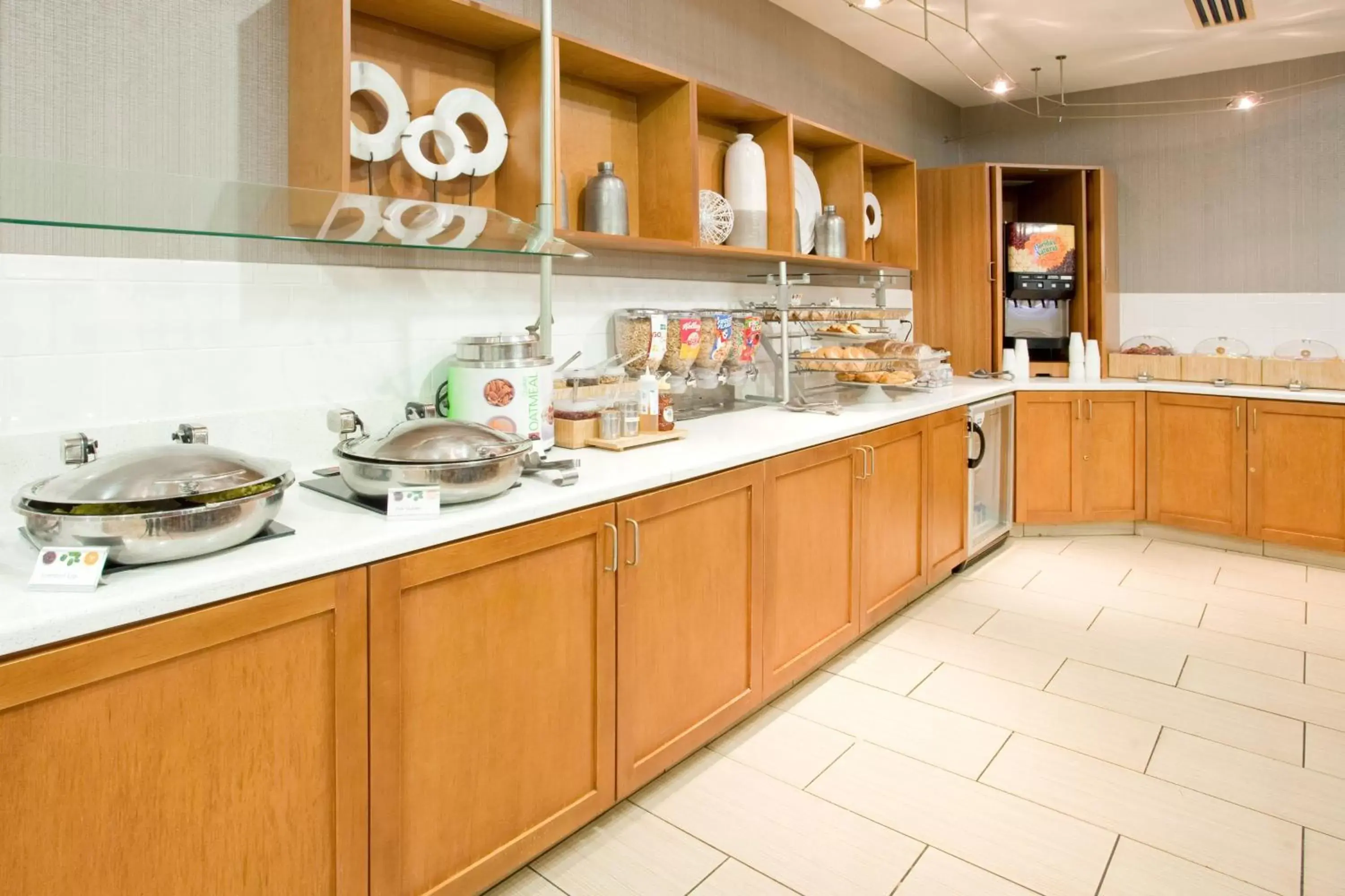 Breakfast, Kitchen/Kitchenette in Springhill Suites by Marriott Wichita East At Plazzio