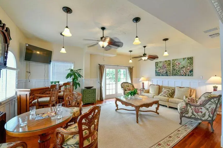 Living room, Seating Area in Old Colorado Inn