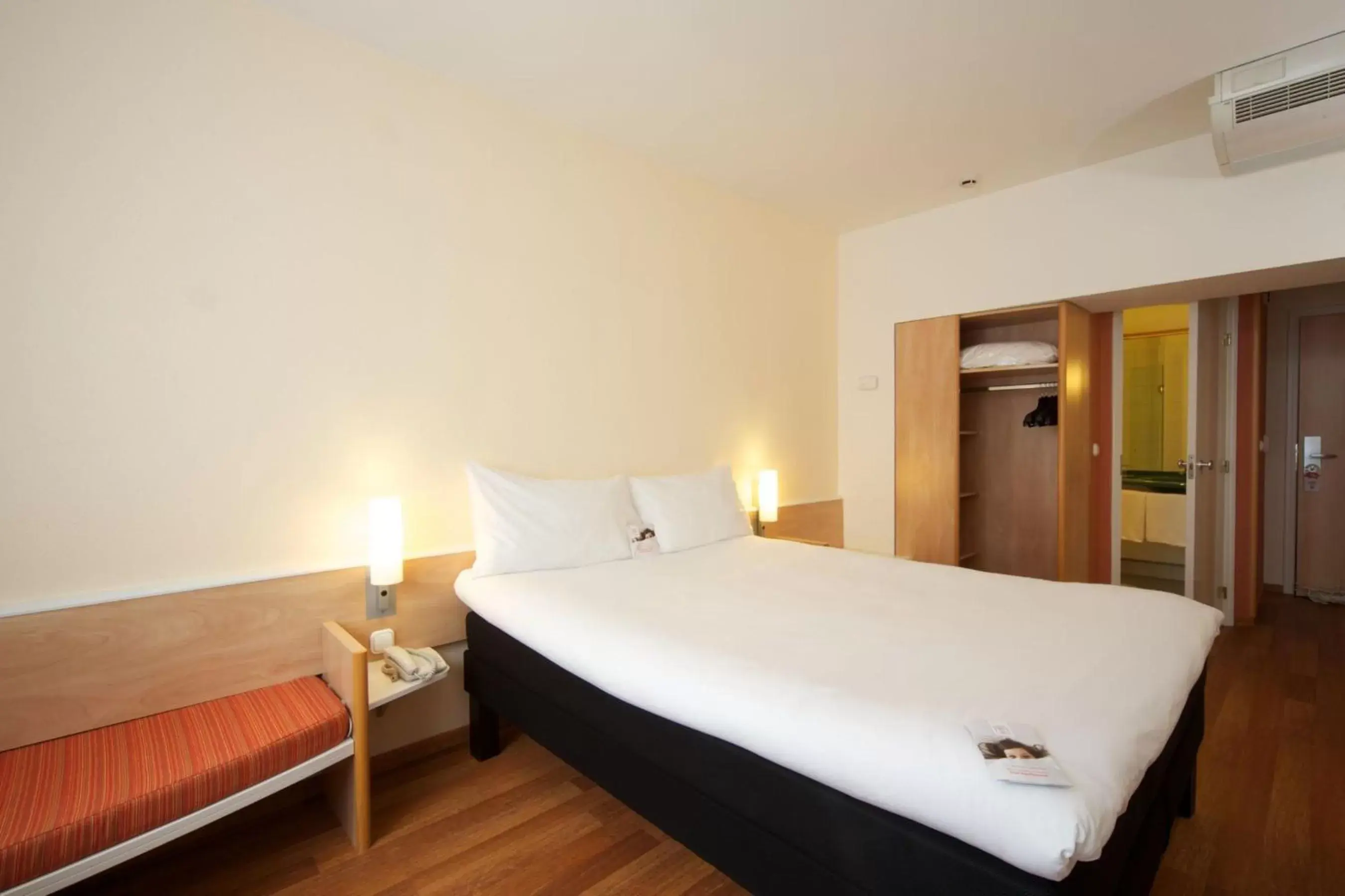 Photo of the whole room, Bed in Ibis Budapest City