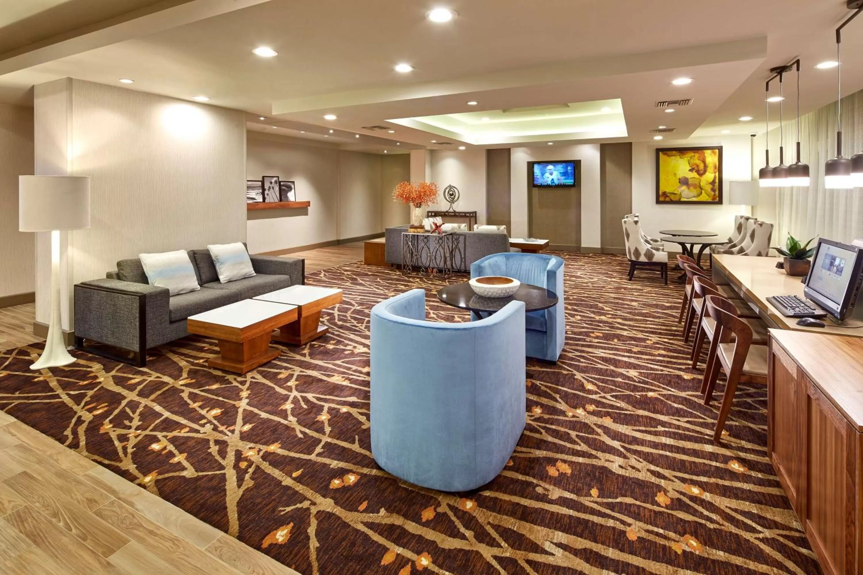 Communal lounge/ TV room in DoubleTree by Hilton LAX - El Segundo
