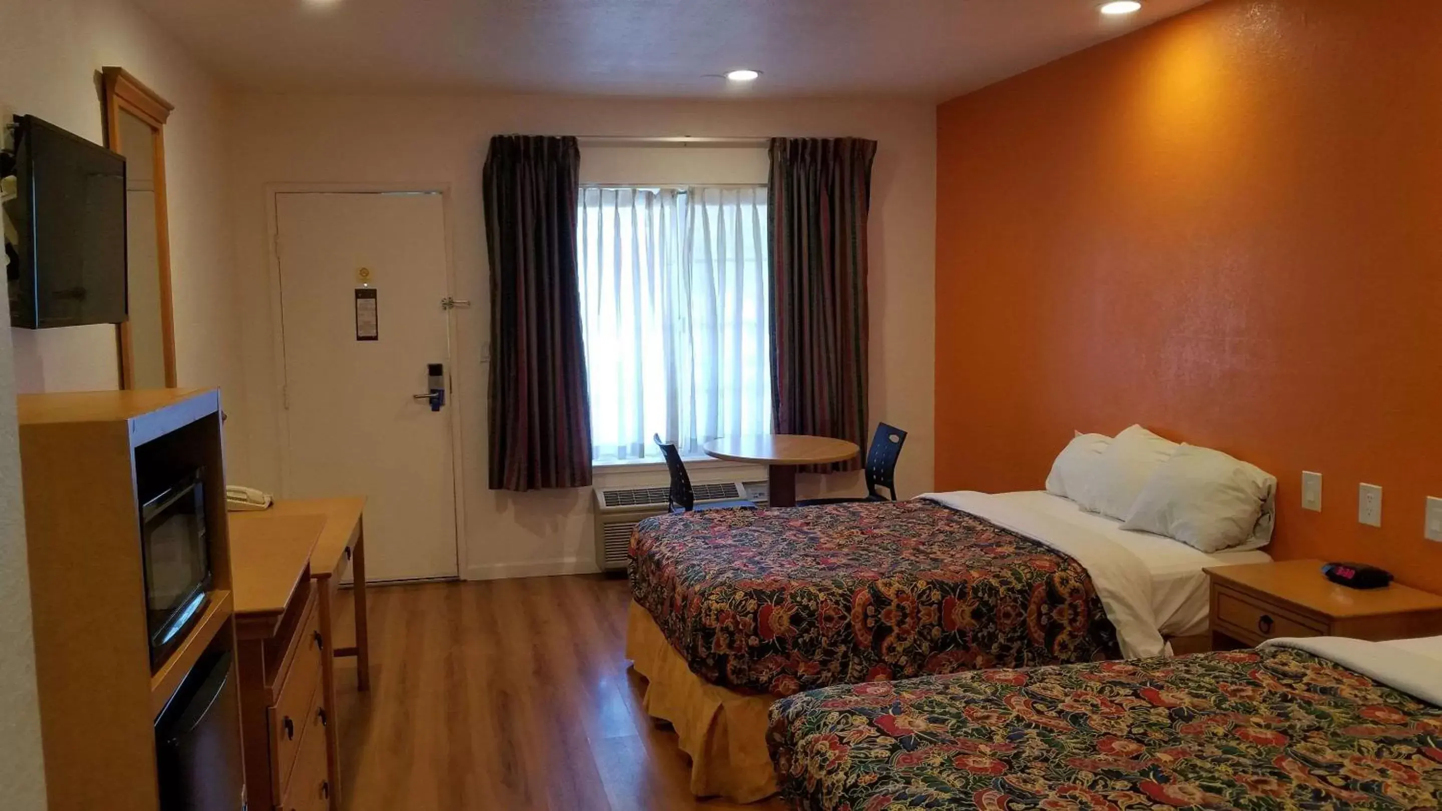 Double Room with Two Double Beds - Smoking in Rodeway Inn Alameda-Oakland