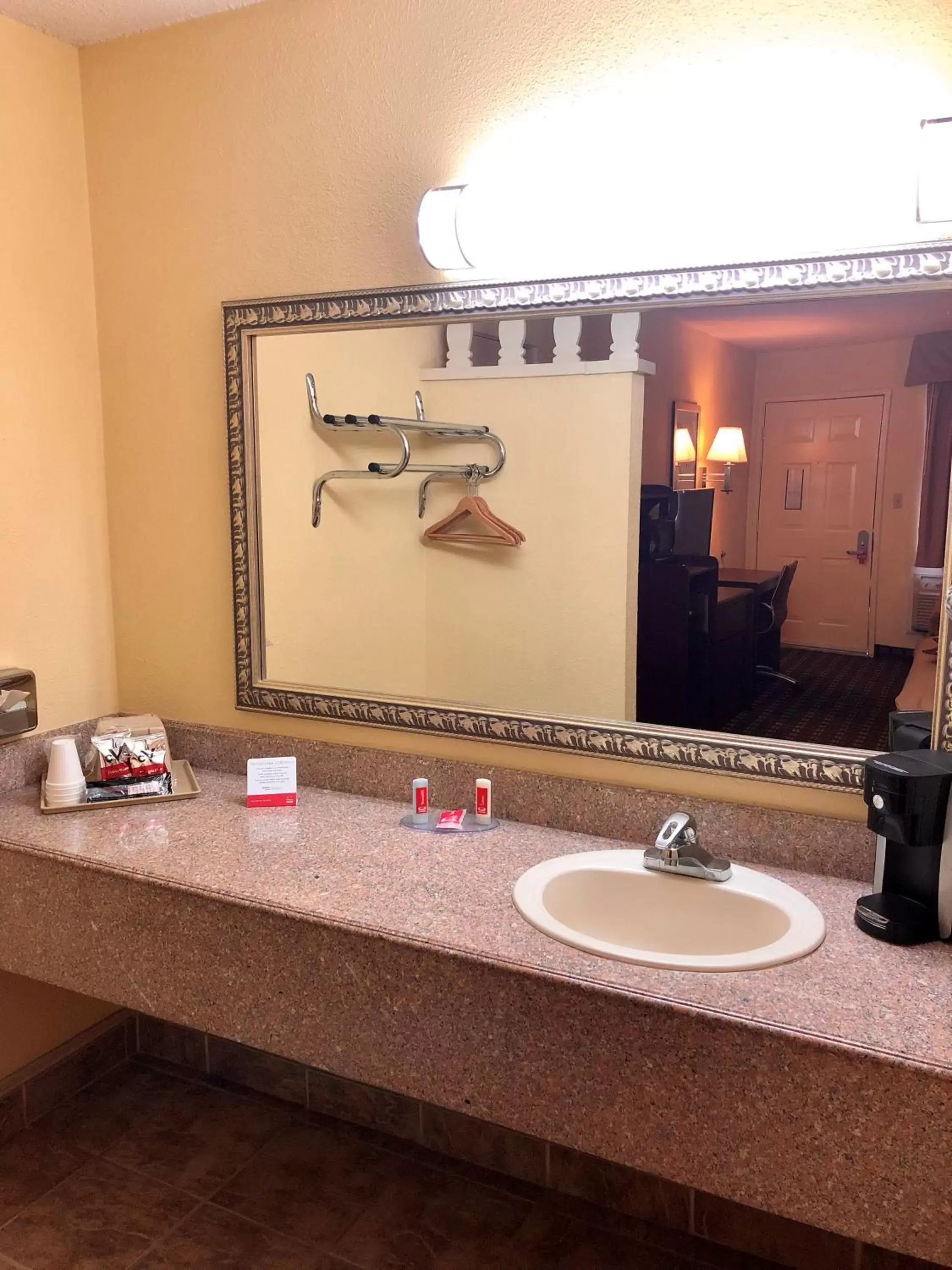 Bathroom in Econo Lodge Downtown Albuquerque