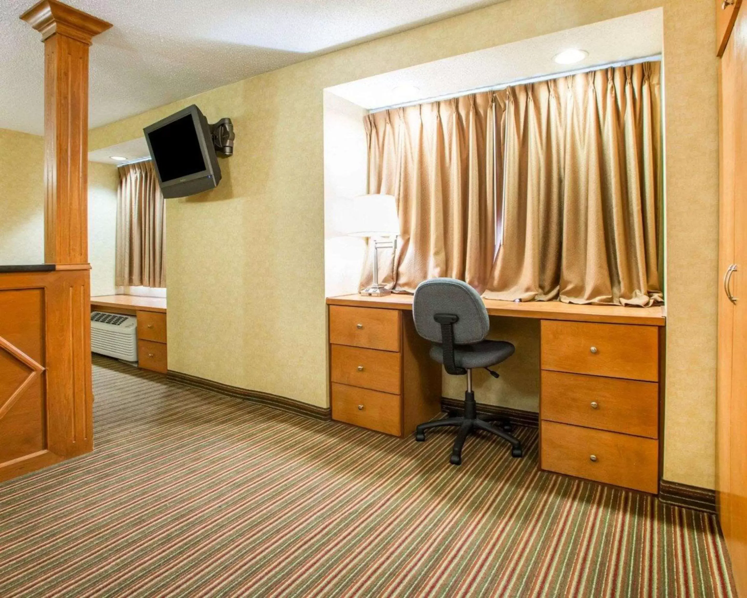 Photo of the whole room, TV/Entertainment Center in Quality Inn and Suites North/Polaris