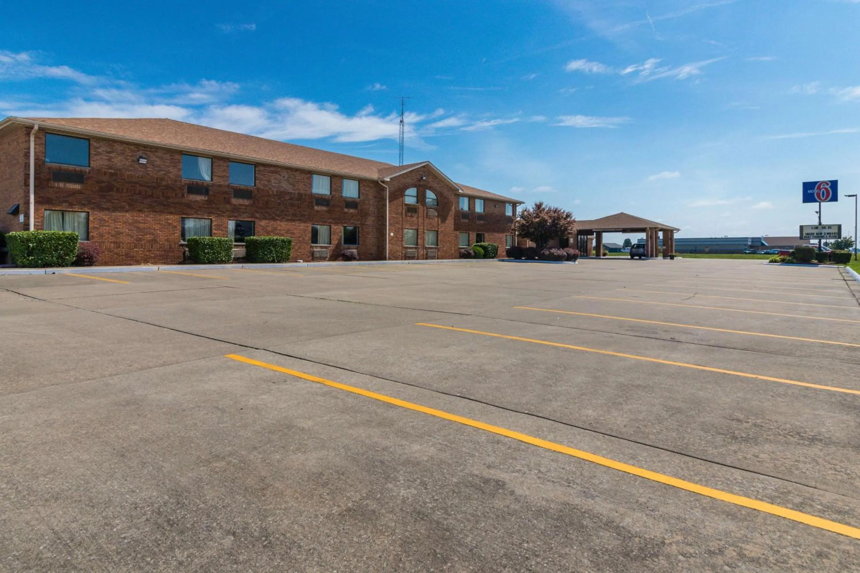 Property building in Motel 6-Marion, IL