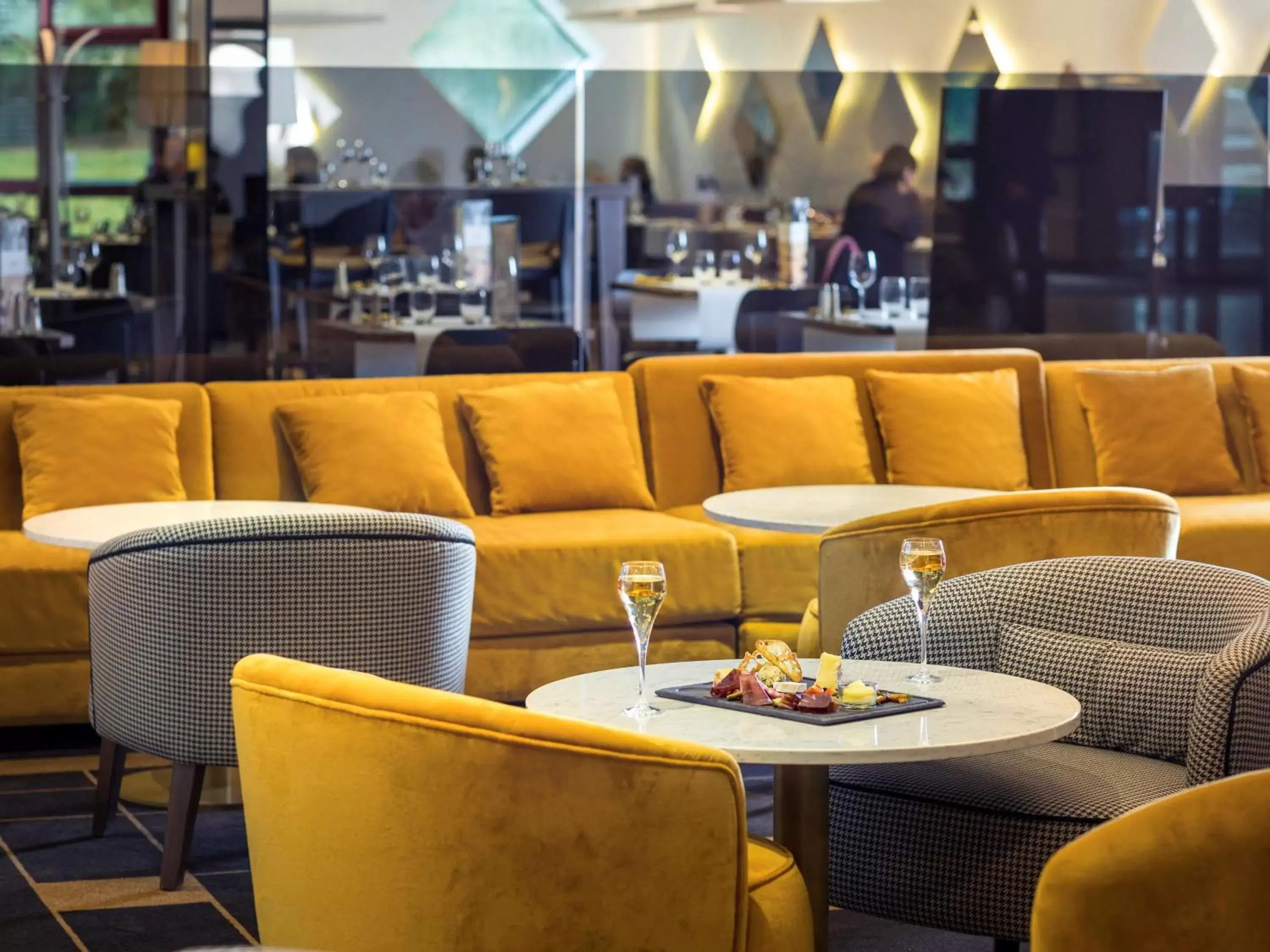 Lounge or bar, Restaurant/Places to Eat in Mercure Caen Cote De Nacre