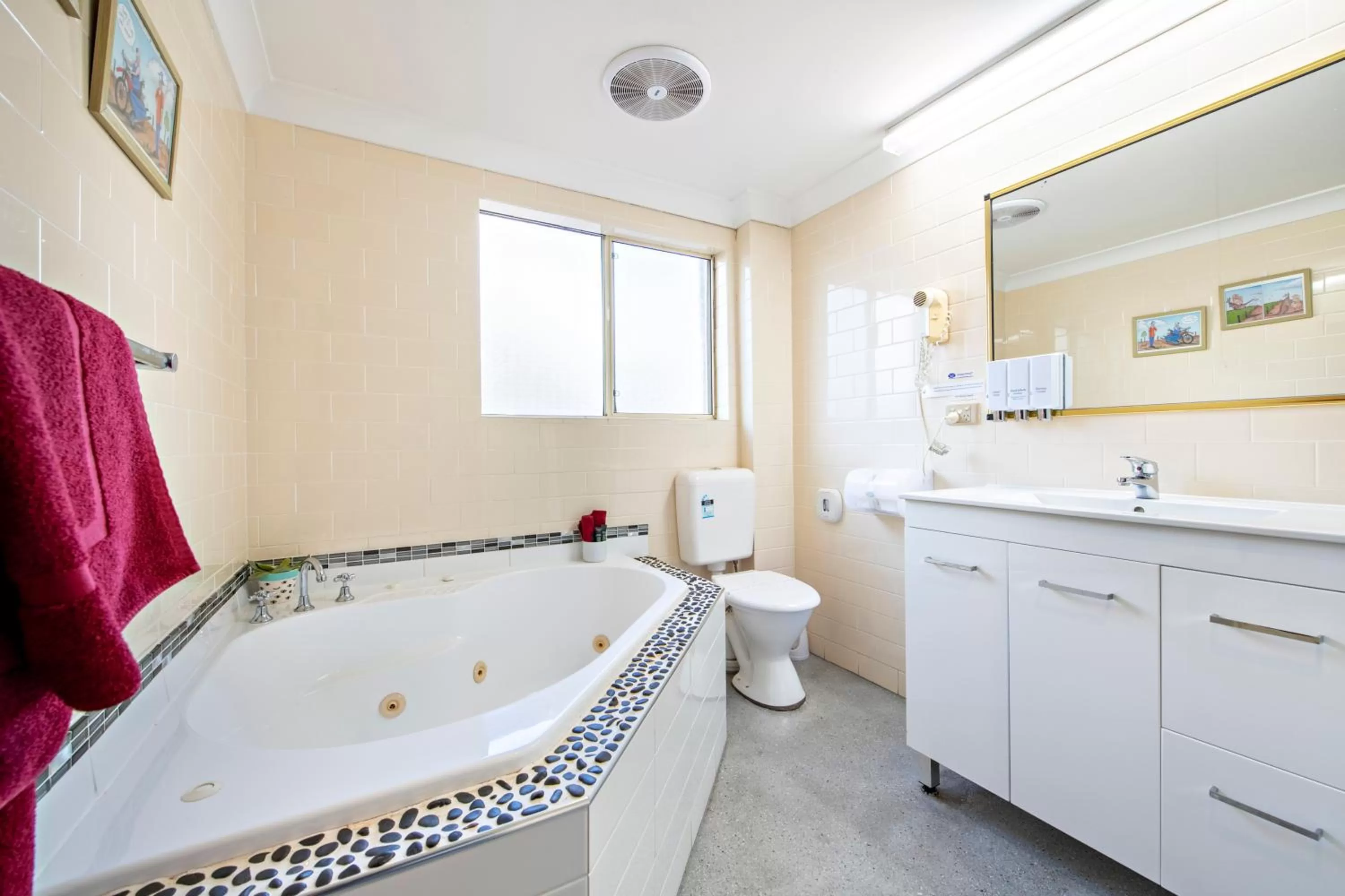 Bathroom in Shearing Shed Motor Inn