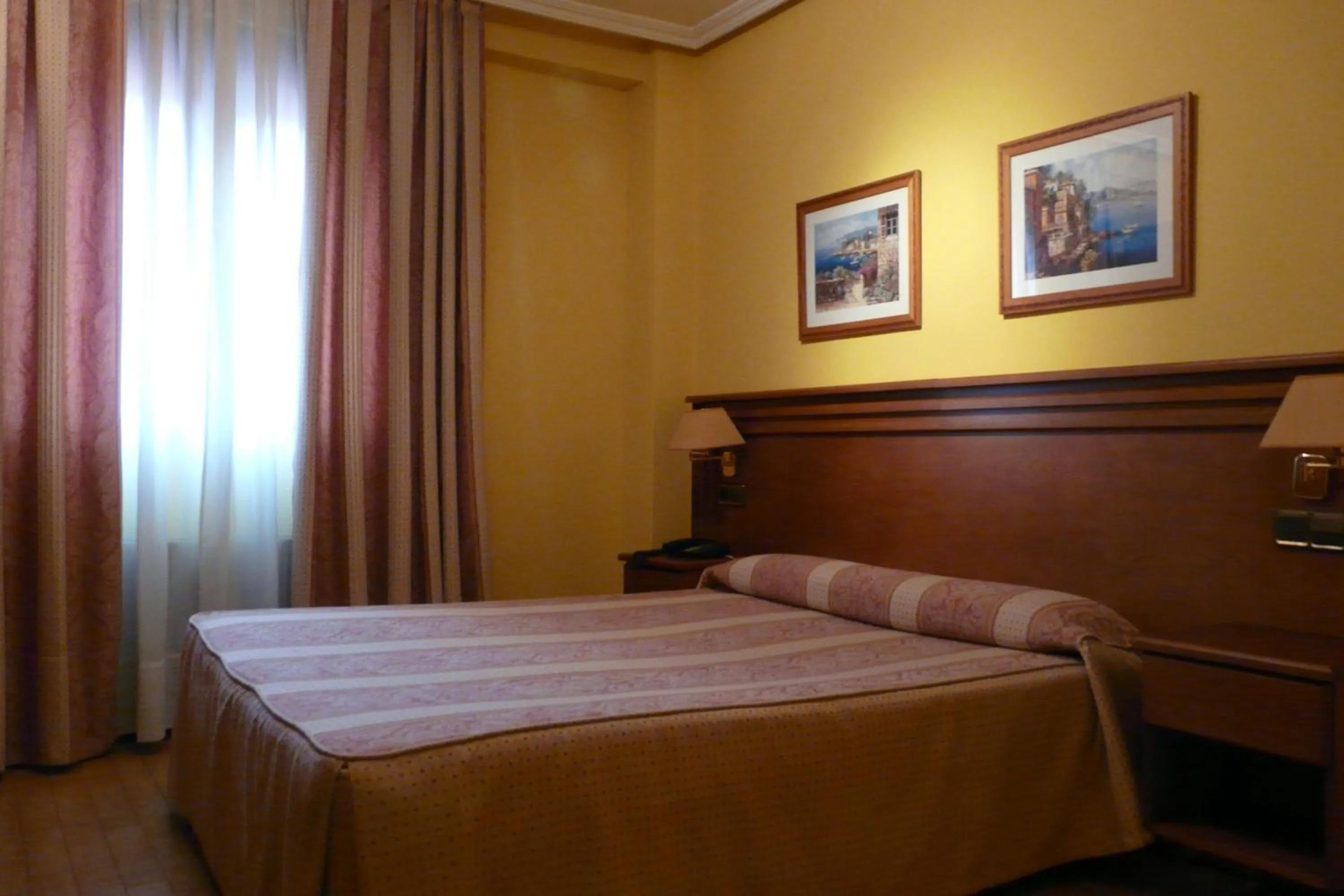 Photo of the whole room, Bed in Idh Angel