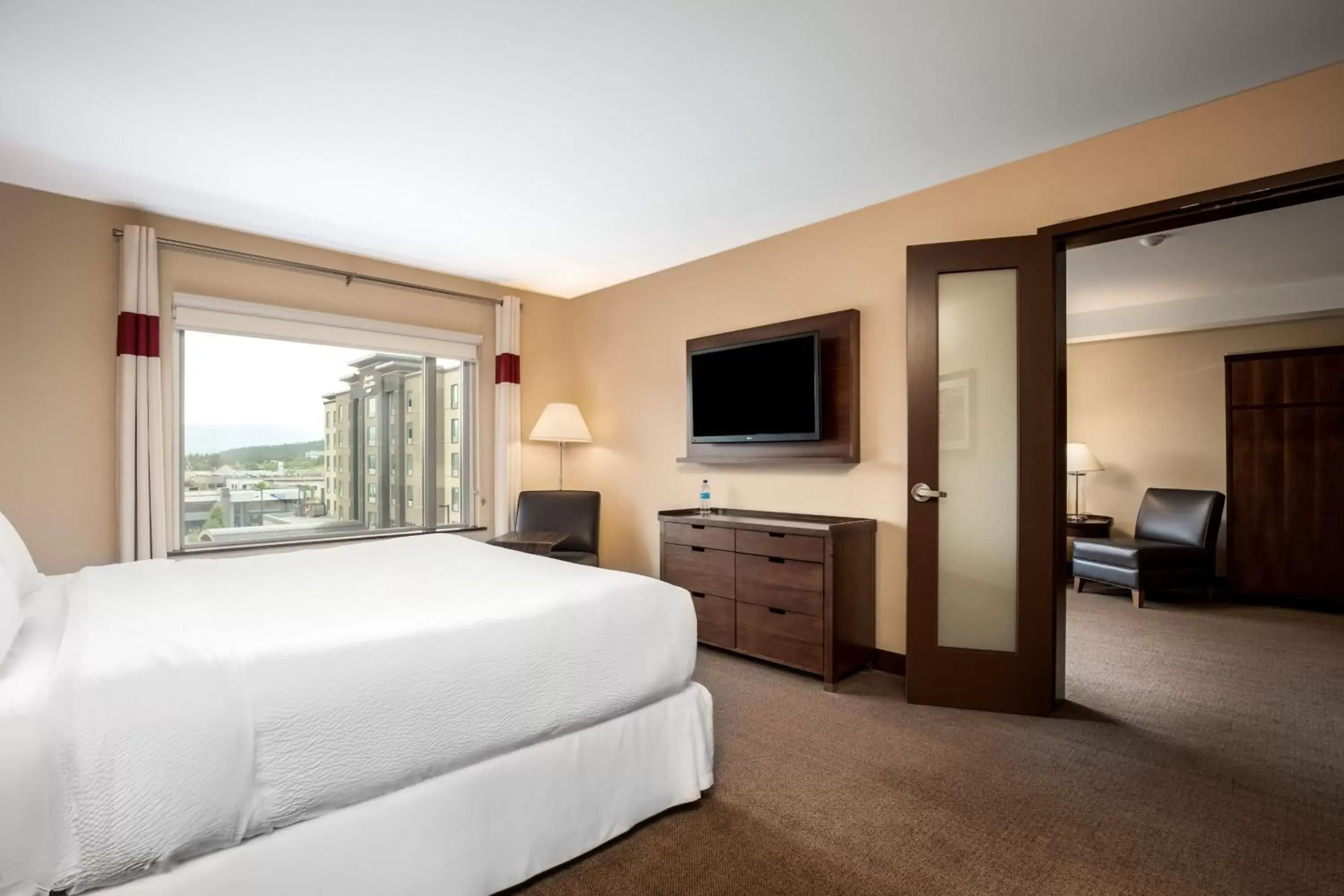Bedroom, TV/Entertainment Center in Four Points by Sheraton Kelowna Airport