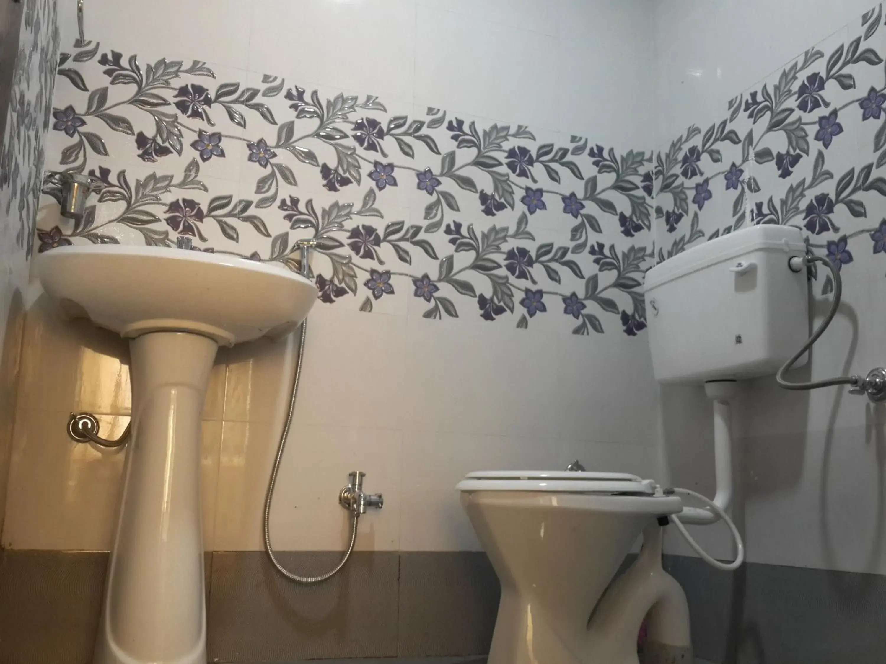 Bed in Hotel Holiday Era Opposite Railway Station Bed in Hotel Holiday Era Opposite Railway Station