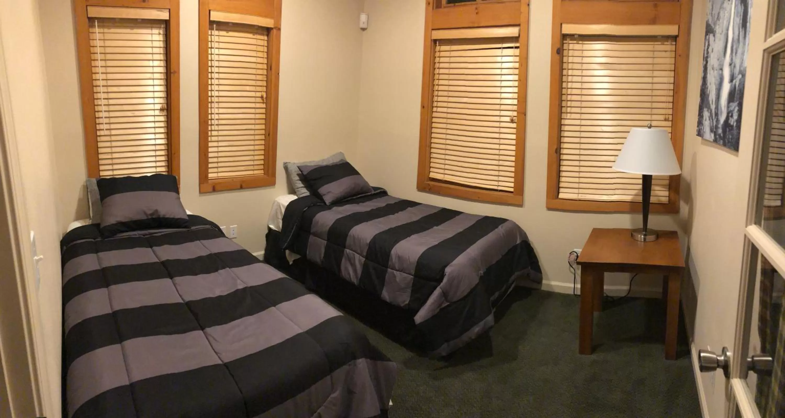 Bed in Yosemite View Lodge