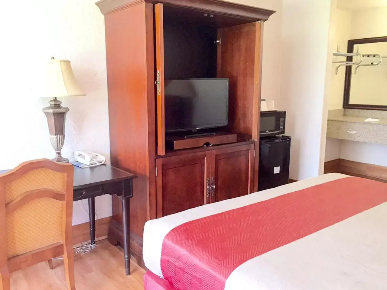 Bedroom, TV/Entertainment Center in Motel 6-Townsend, GA