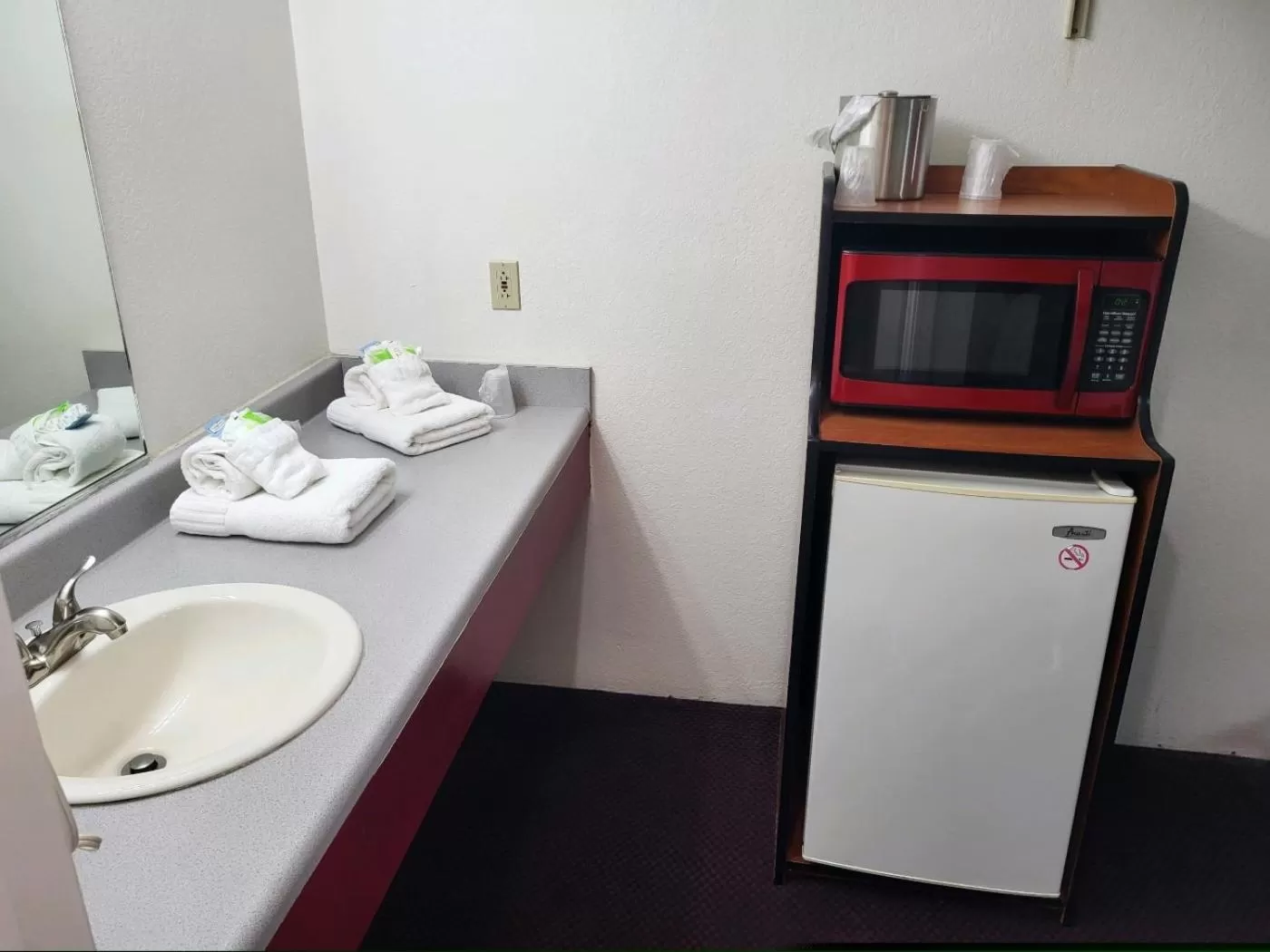 minibar in Rose's Motel