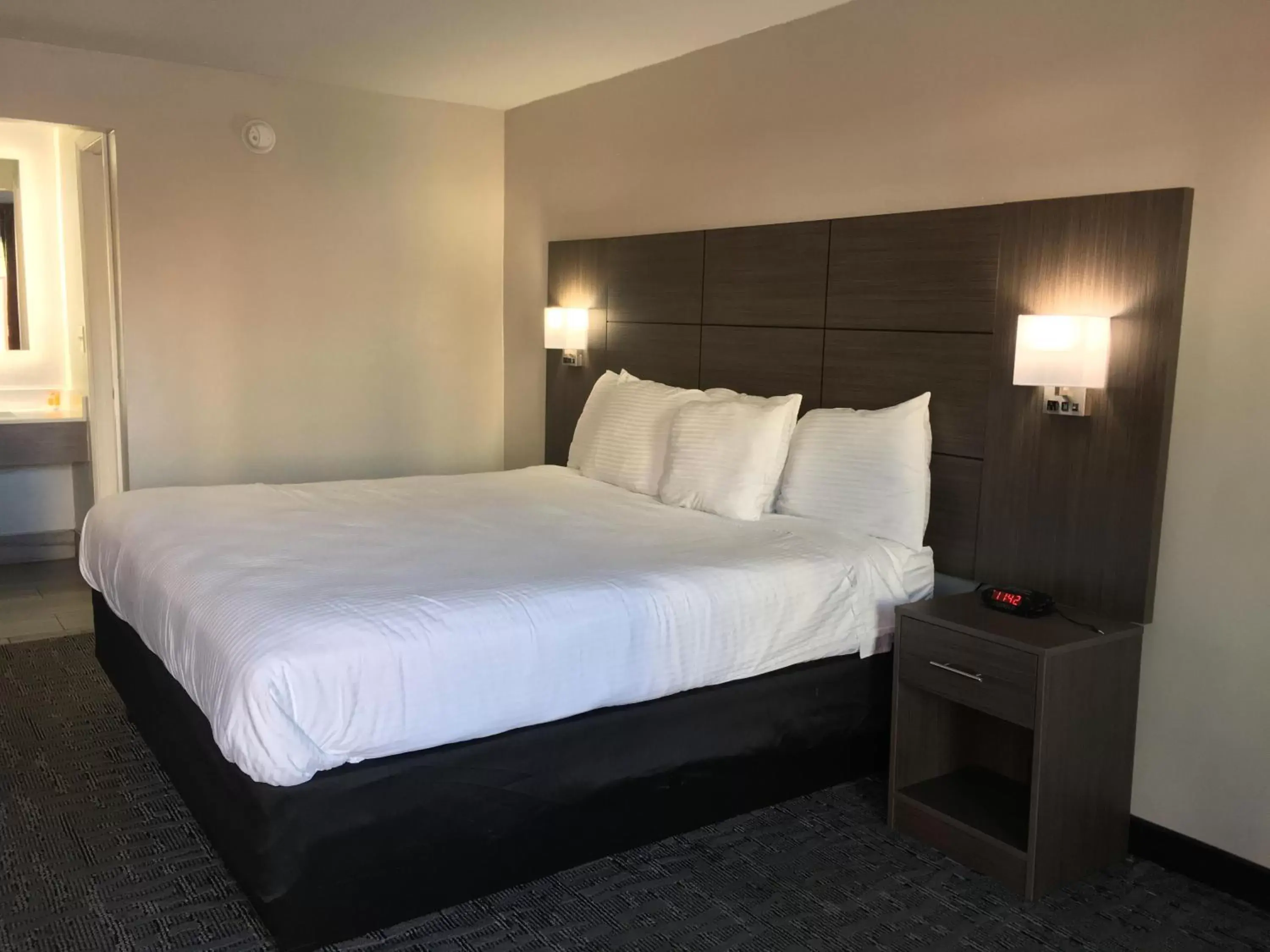Bed in Days Inn & Suites by Wyndham Charleston Airport West