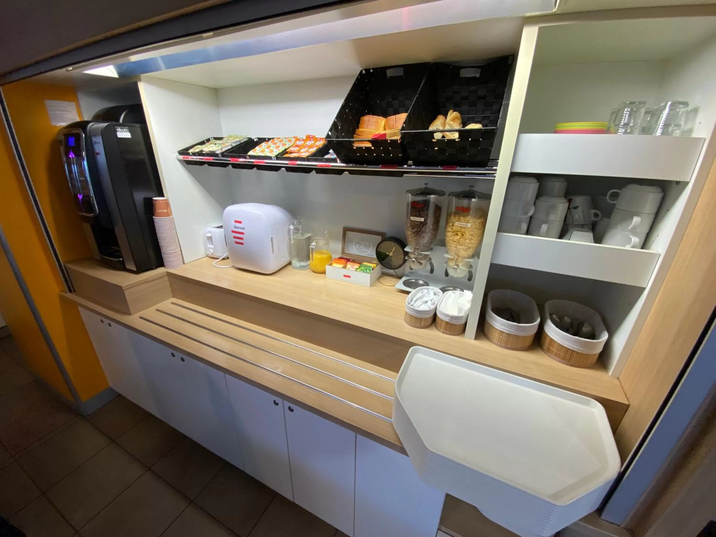 Buffet breakfast, Kitchen/Kitchenette in Hotel Class'Eco Carcassonne
