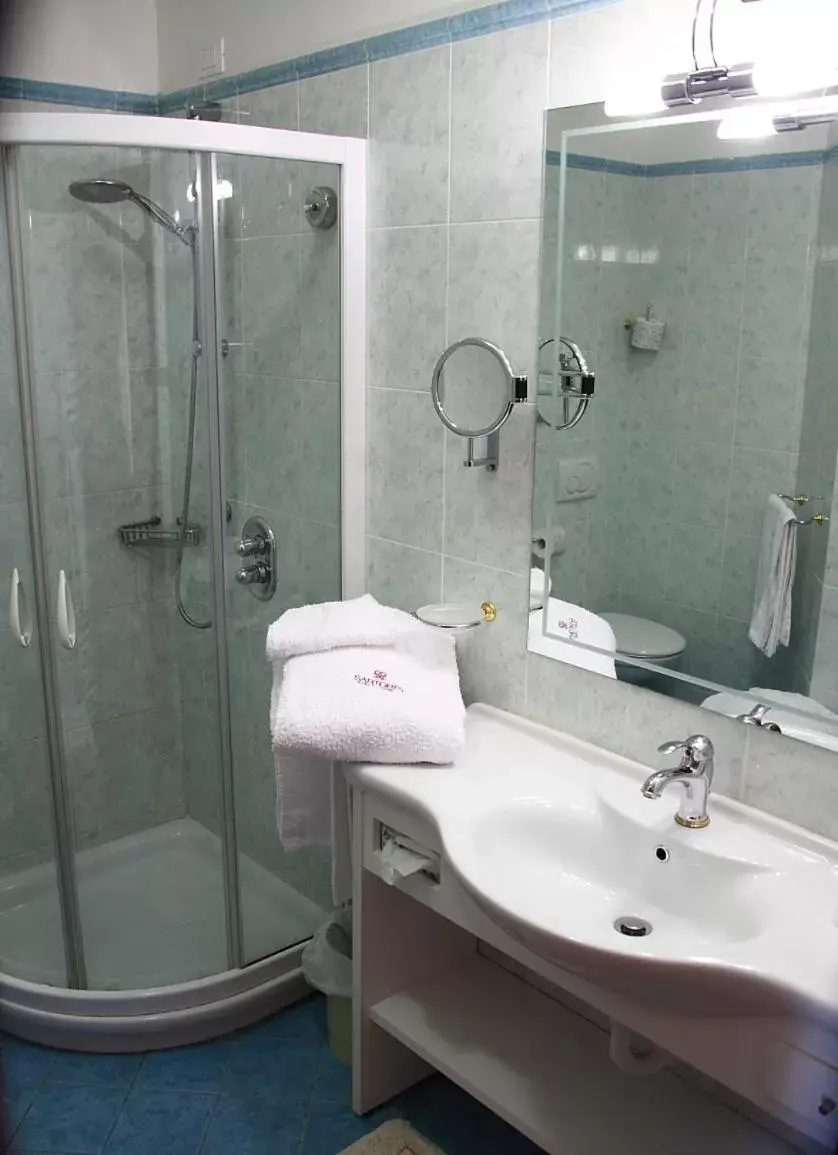 Bathroom in Sartori's Hotel